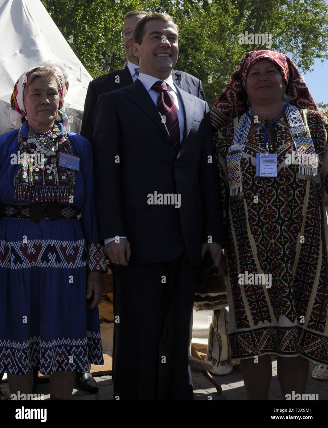 Il Presidente russo Dmitry Medvedev si assiste ad una mostra di artigianato nazionale durante una Russia-vertice UE nella città siberiana di Khanty-Mansiysk, il 28 giugno 2008. Medvedev parteciperà alla cerimonia di apertura del quinto Congresso Mondiale dei Popoli Finno-Ugrian in Khanty-Mansiysk. (UPI foto/Alexander Astafiev) .. Foto Stock