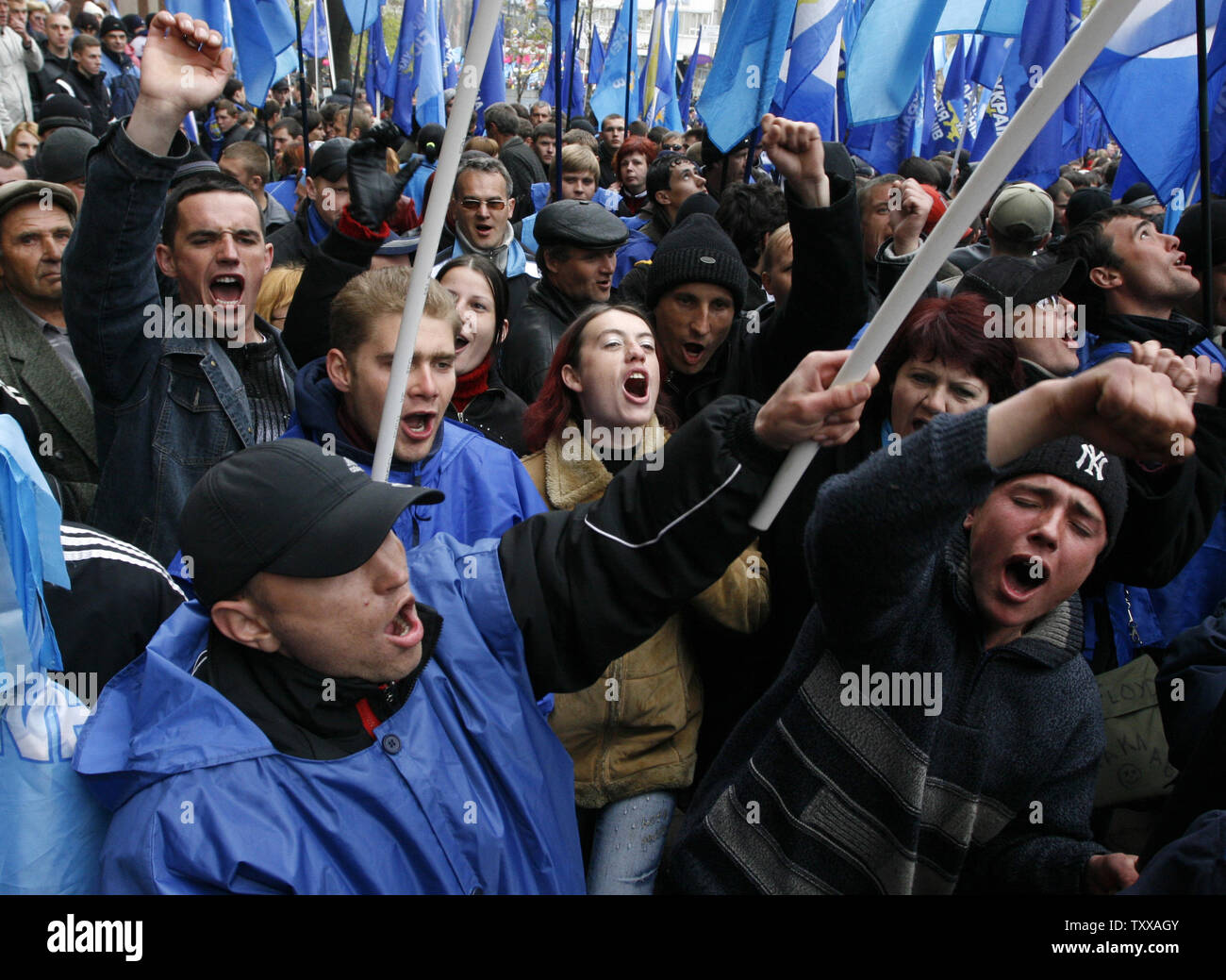 I sostenitori di Ucraino il primo ministro Viktor Yanukovich rally al di fuori della corte costituzionale a Kiev il 19 aprile 2007. La polizia antisommossa scortato i giudici dentro l'edificio della Corte di valutare se merlati Presidente ucraino Yuschenko hanno agito legalmente in ordinazione di una elezione a scatto come migliaia di manifestanti hanno ammassato al di fuori del tribunale per un secondo giorno. (UPI foto/Sergey Starostenko) Foto Stock