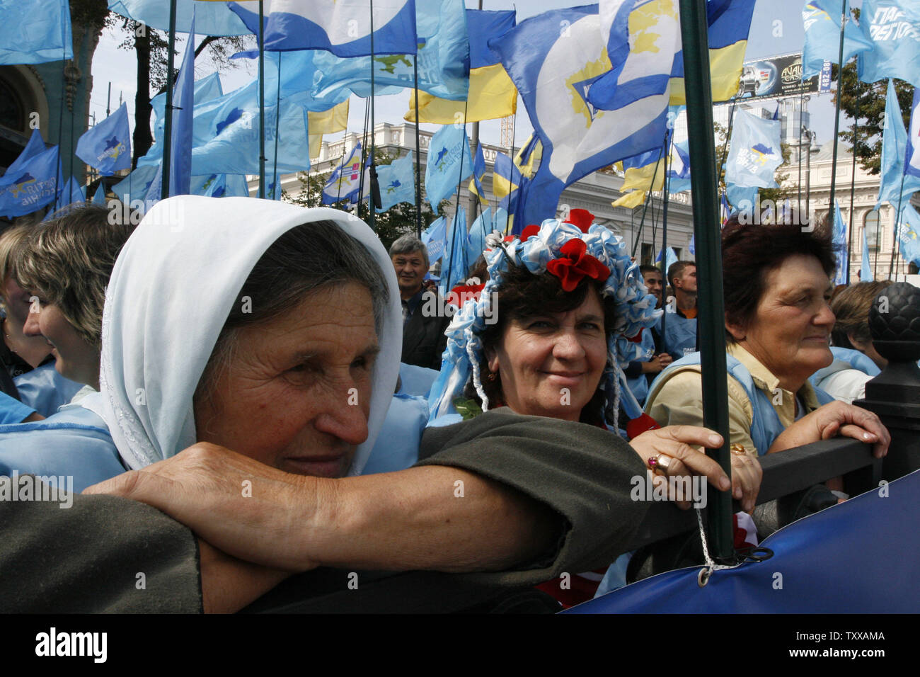 I sostenitori di Ucraino il primo ministro Viktor Yanukovich frequentare un rally in prossimità del parlamento ucraino edificio a Kiev il 04 settembre 2007. Il Presidente Yushchenko lunedì ha respinto in quanto privo di significato una sessione del Parlamento chiamato prima di una elezione a scatto e ha invitato gli elettori a guardare avanti per scegliere una camera egli spera terminerà mesi di tumulto politico. (UPI foto/Sergey Starostenko) Foto Stock