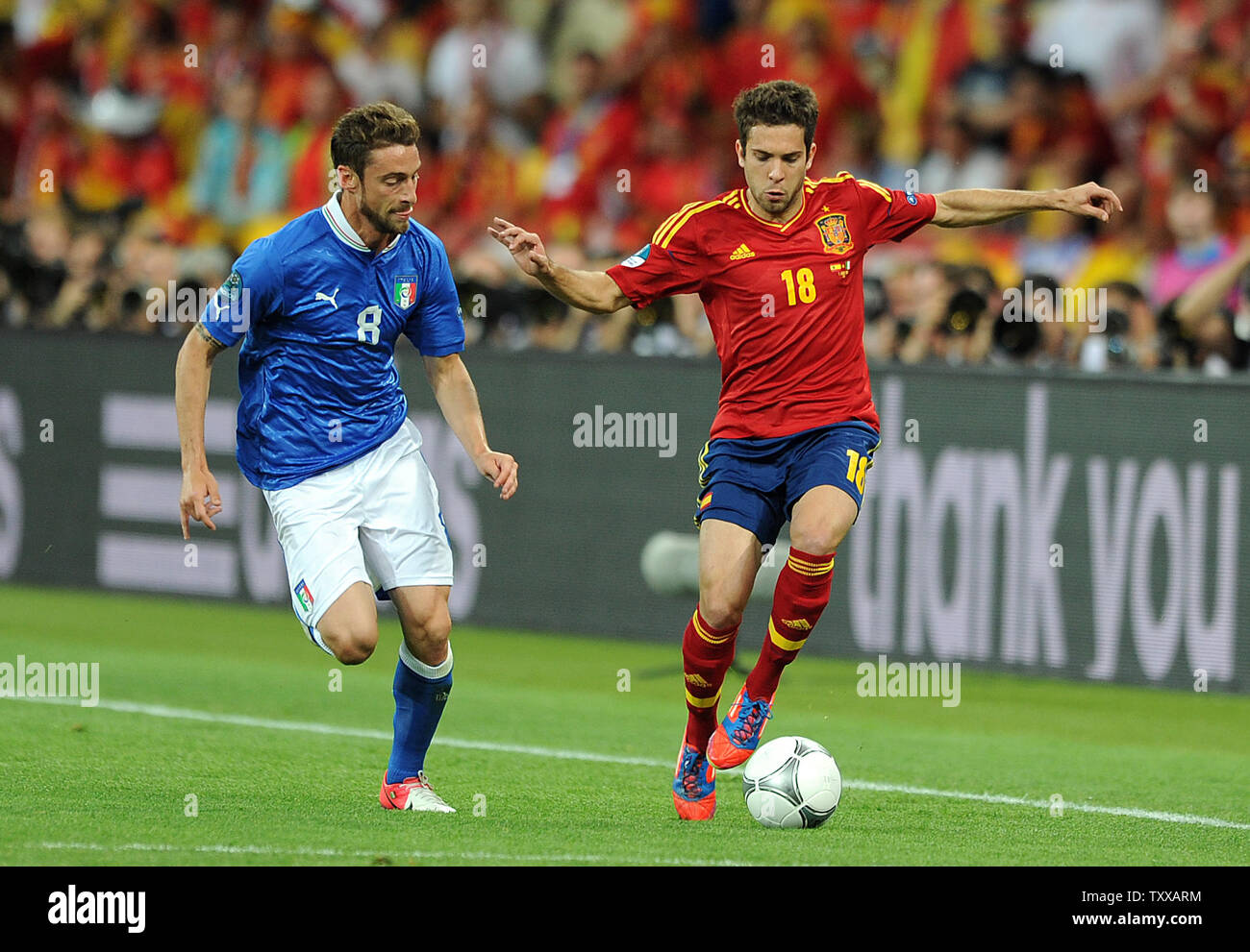 Jordi Alba (R) della Spagna è inseguito da Claudio Marchisio dell Italia durante l'Euro 2012 partita finale presso lo Stadio Olimpico di Kiev, in Ucraina il 1 luglio 2012. La Spagna ha sconfitto Italia a vincere il campionato 4-0. UPI/Chris Brunskill Foto Stock