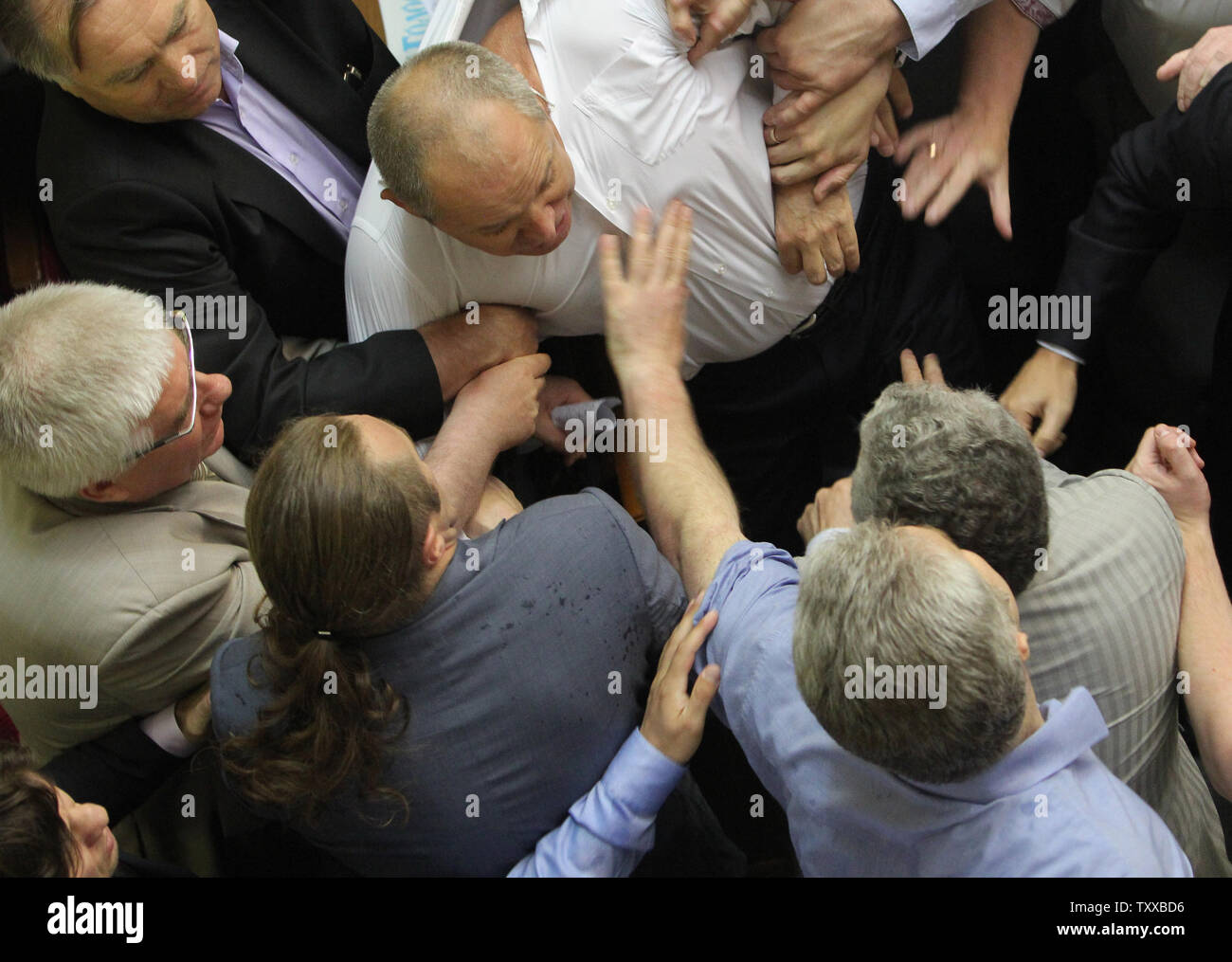 Legislatori ucraino dal regime comunista e a destra Svoboda (Libertà) partito lotta durante una sessione del Parlamento a Kiev il 23 luglio 2014. UPI/Ivan Vakolenko Foto Stock