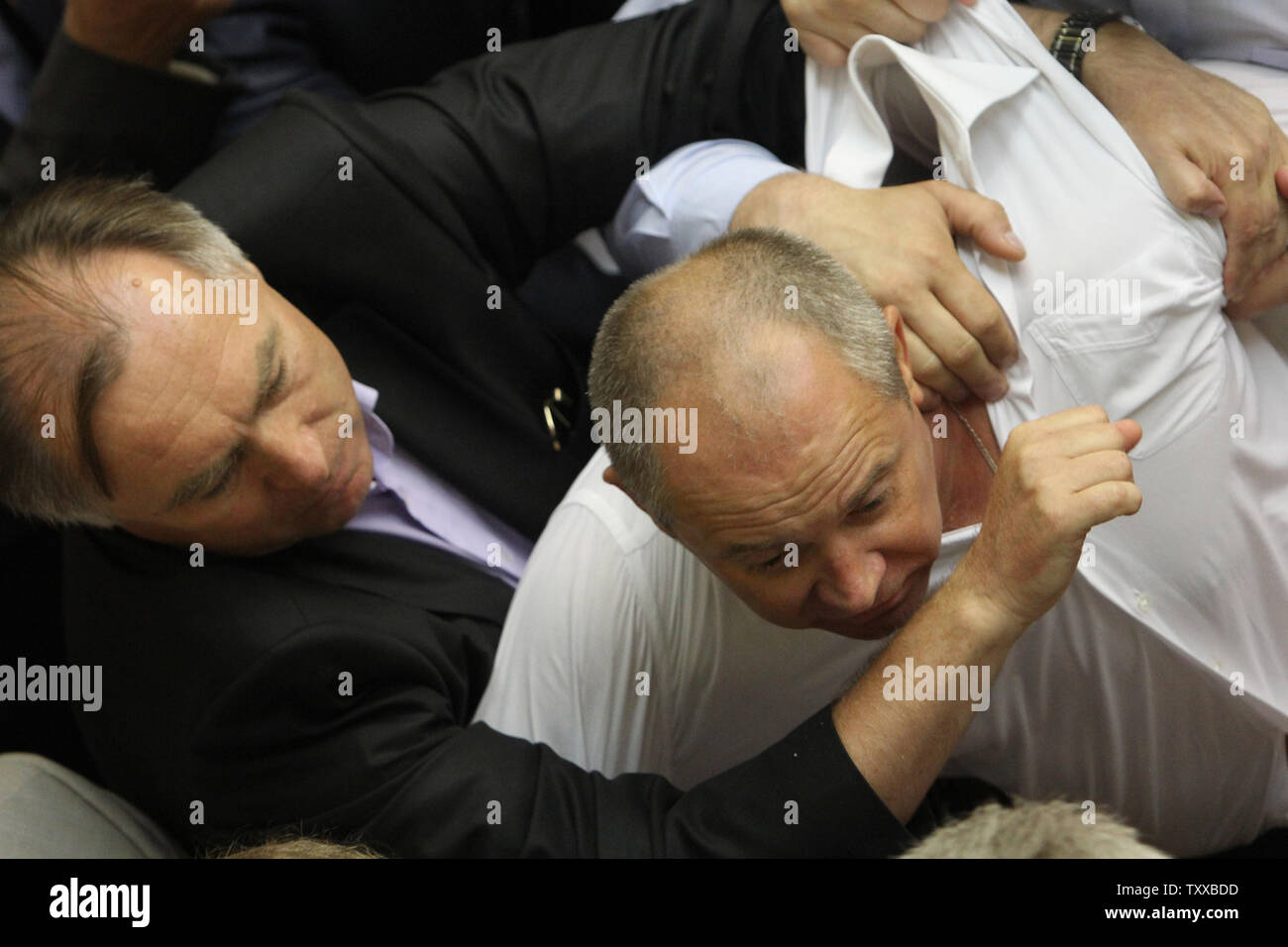 Legislatori ucraino dal regime comunista e a destra Svoboda (Libertà) partito lotta durante una sessione del Parlamento a Kiev il 23 luglio 2014. UPI/Ivan Vakolenko Foto Stock