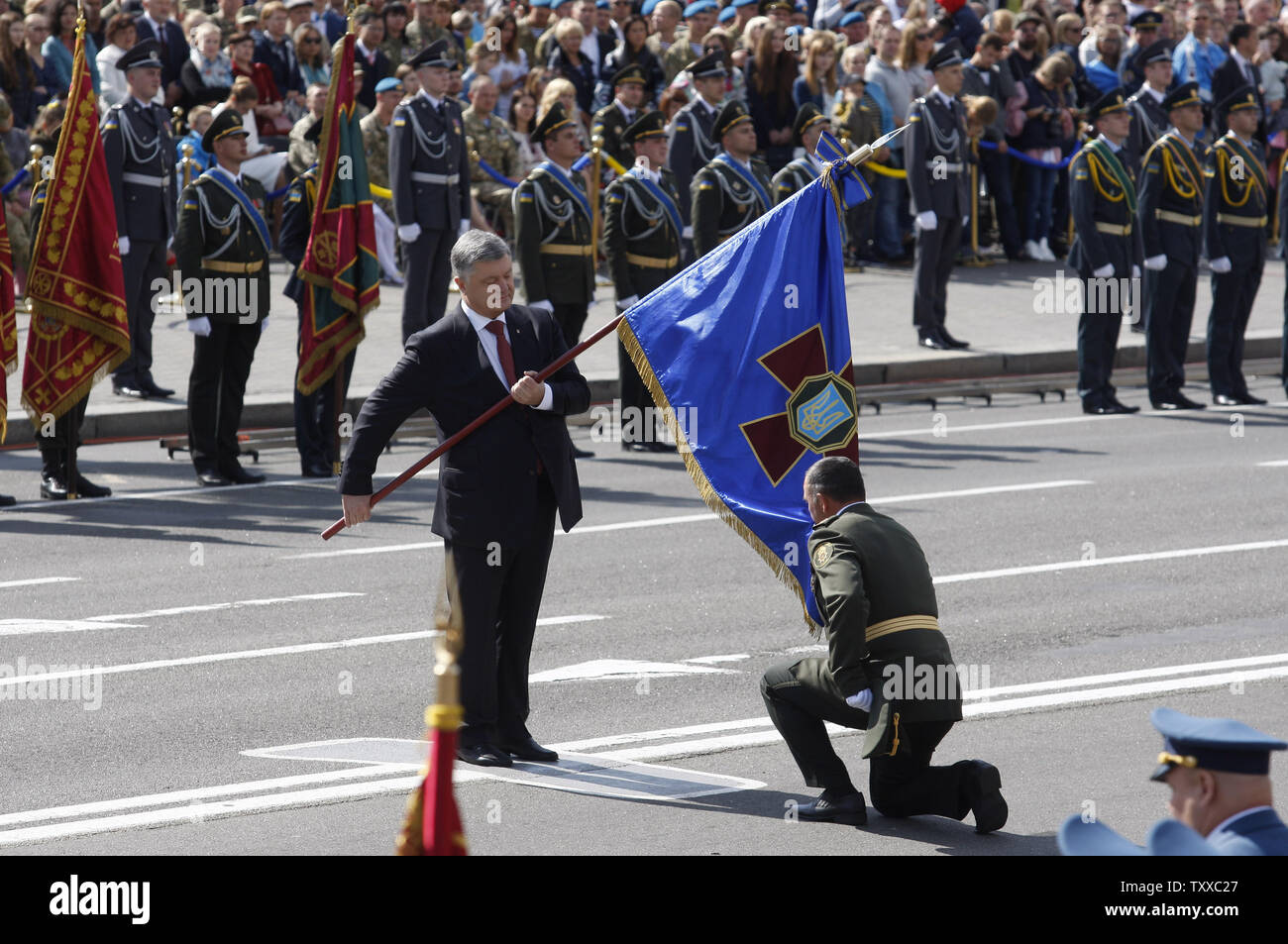 Il presidente ucraino Petro Poroshenko tenere nazionale bandiera militare prima di una parata militare per celebrare il Giorno di indipendenza a Kiev il 24 agosto 2017. Foto di Ivan Vakolenko/UPI Foto Stock