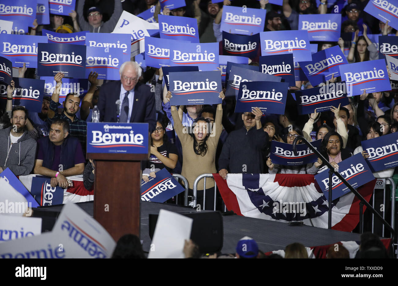 Sostenitori tenere segni come il Sen. Bernie Sanders parla al secondo evento della sua campagna presidenziale per il 2020 elezione a Navy Pier a Chicago il 3 marzo 2019. Foto di Kamil Krzaczynski/UPI Foto Stock