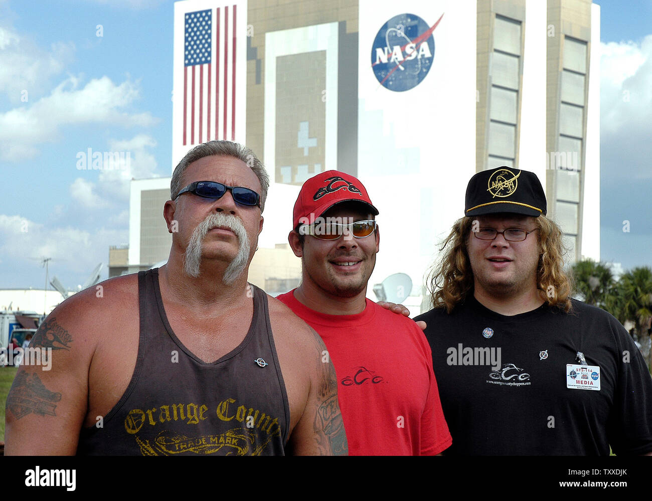 Paul Teutul Sr e i suoi figli Paul Jr. e Mickey (l a r), stelle dello spettacolo TV American Chopper, sono a portata di mano per visualizzare il lancio della navetta spaziale Discovery al Kennedy Space Center di Cape Canaveral, Fl., il 26 luglio 2005. (UPI foto/Marino-Cantrell) Foto Stock