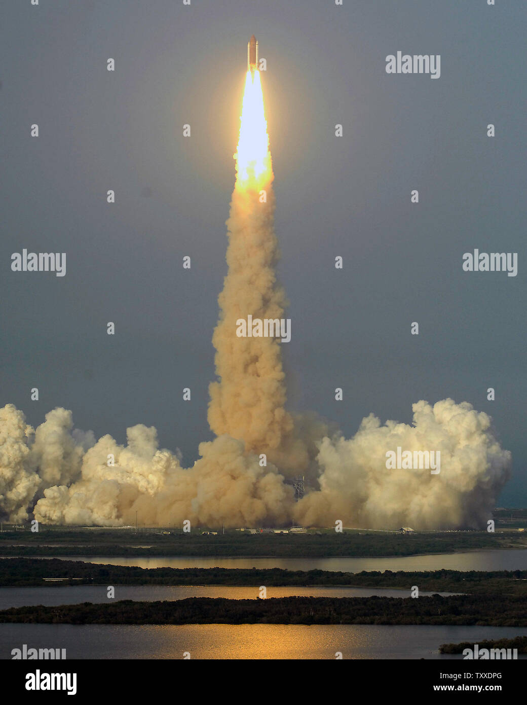 NASA Space Shuttle Endeavour lancia da complessi di lancio 39A per la missione STS-118 presso il Kennedy Space Center, Florida il 8 agosto 2007. Lo sforzo di sette persone equipaggio, compresi insegnante/astronauta Barbara Morgan, è su un 11 giorno di servizio la missione alla stazione spaziale internazionale. (UPI foto/Joe Marino-Bill Cantrell) Foto Stock