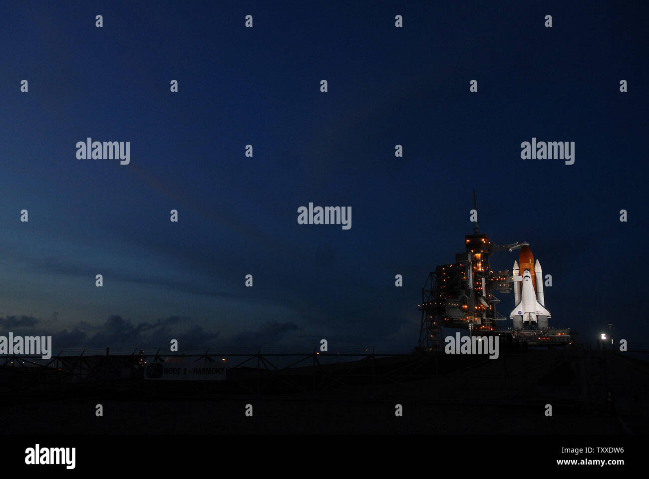 NASA Space Shuttle Discovery siede pronti per il lancio di complessi di lancio 39A al Kennedy Space Center, Florida il 22 ottobre 2007. La NASA sta facendo i preparativi finali per il lancio di scoperta sulla missione STS-120, una missione di servizio per la Stazione Spaziale Internazionale, programmata per un tempo di lancio di 11:38 del mattino di Ottobre 23. (UPI foto/Kevin Dietsch) Foto Stock