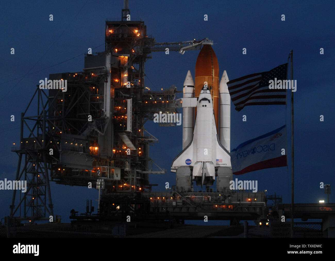 NASA Space Shuttle Discovery siede pronti per il lancio di complessi di lancio 39A al Kennedy Space Center, Florida il 22 ottobre 2007. La NASA sta facendo i preparativi finali per il lancio di scoperta sulla missione STS-120, una missione di servizio per la Stazione Spaziale Internazionale, programmata per un tempo di lancio di 11:38 del mattino di Ottobre 23. (UPI foto/Kevin Dietsch) Foto Stock