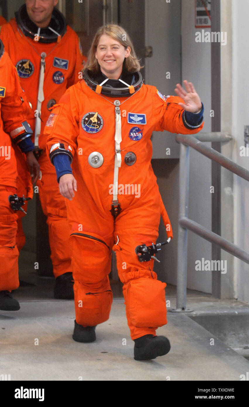 Pamela A. Melroy, Comandante della NASA la missione STS-120 fa il suo modo di complessi di lancio 39A a bordo dello Space Shuttle Discovery in preparazione per il lancio al Kennedy Space Center, Florida il 23 ottobre 2007. La NASA sta facendo i preparativi finali per il lancio di scoperta sulla missione STS-120, una missione di servizio per la Stazione Spaziale Internazionale. (UPI foto/Kevin Dietsch) Foto Stock