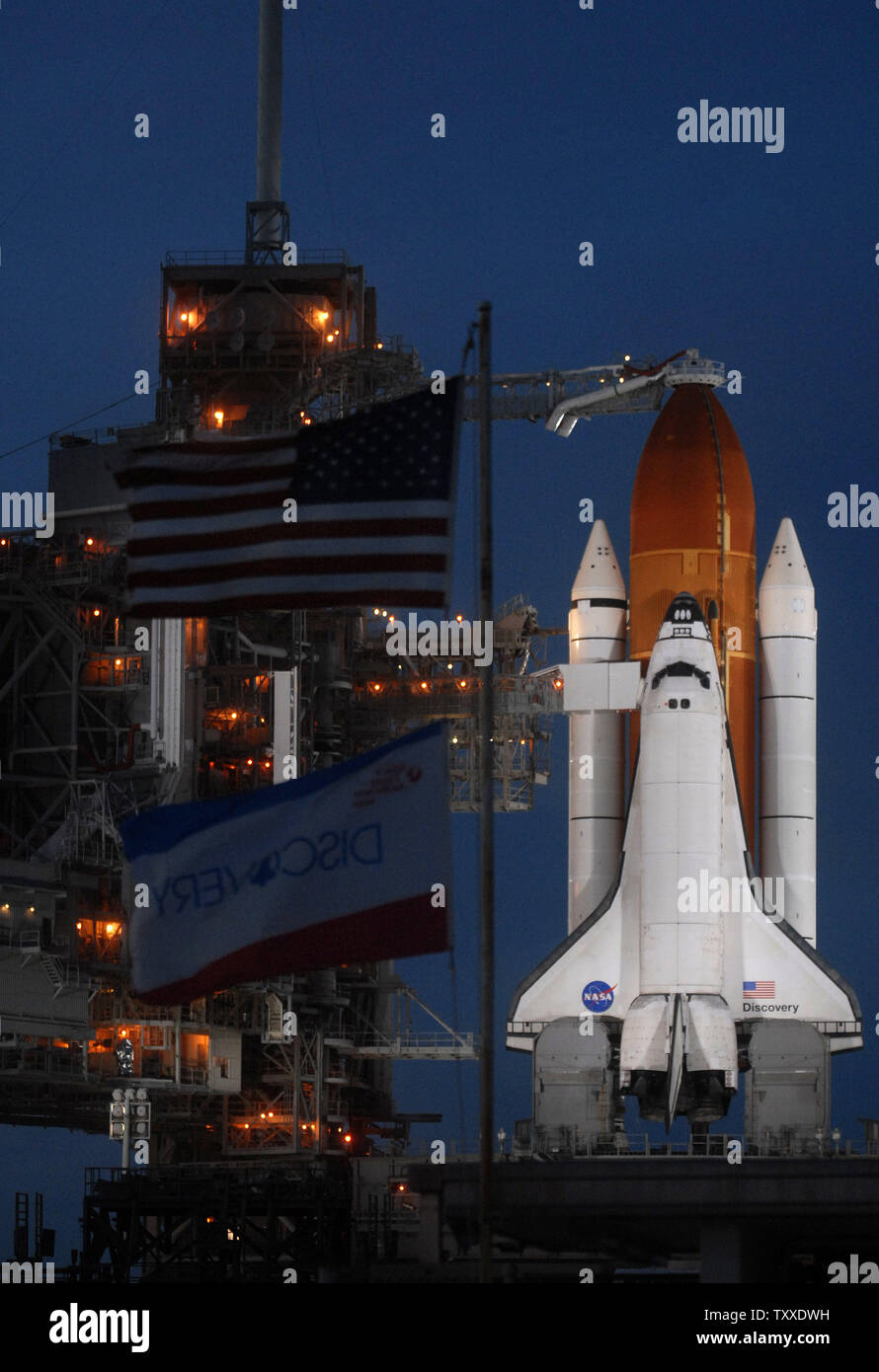 NASA Space Shuttle Discovery siede pronti per il lancio di complessi di lancio 39A al Kennedy Space Center, Florida il 22 ottobre 2007. La NASA sta facendo i preparativi finali per il lancio di scoperta sulla missione STS-120, una missione di servizio per la Stazione Spaziale Internazionale, programmata per un tempo di lancio di 11:38 del mattino di Ottobre 23. (UPI foto/Kevin Dietsch) Foto Stock
