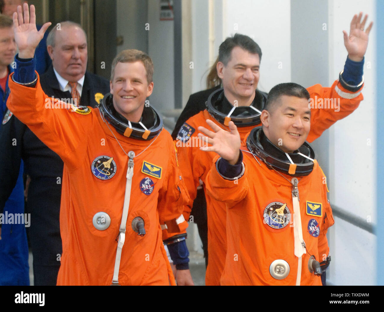 Lo specialista di missione Daniel M. Tani (R), lo specialista di missione Scott Parazynski E. (L) e l'italiano Lo specialista di missione Paolo Nespoli A. dell'Agenzia spaziale europea della NASA la missione STS-120 fanno il loro modo di complessi di lancio 39A a bordo dello Space Shuttle Discovery in preparazione per il lancio al Kennedy Space Center, Florida il 23 ottobre 2007. La NASA sta facendo i preparativi finali per il lancio di scoperta sulla missione STS-120, una missione di servizio per la Stazione Spaziale Internazionale. (UPI foto/Kevin Dietsch) Foto Stock