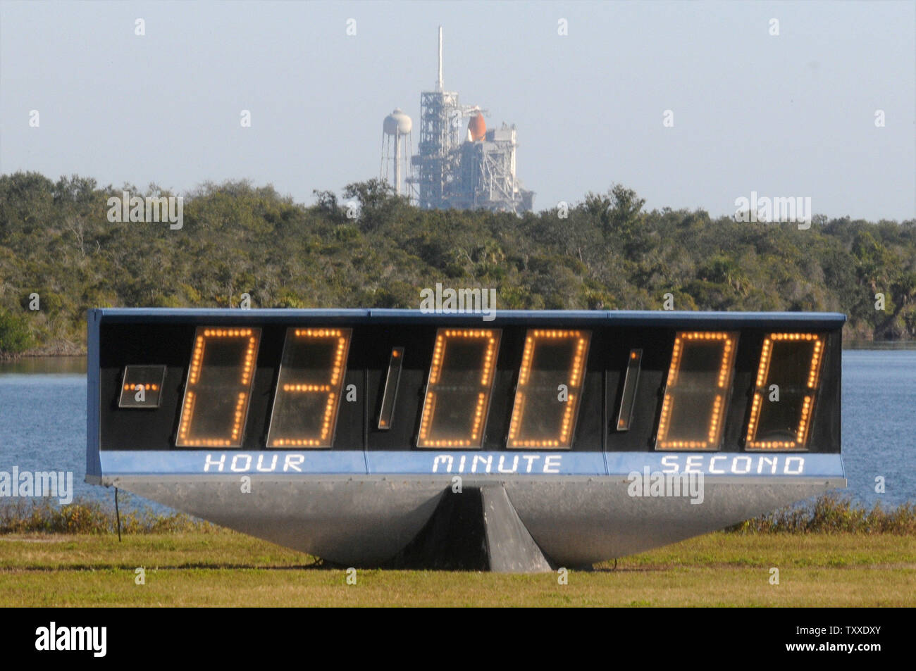 NASA Space Shuttle Atlantis si siede sulla rampa di lancio 39A al Kennedy Space Center, Florida il 6 dicembre 2007. Il lancio di Atlantis per la missione STS-122 è stato rinviato un giorno dopo i tecnici scoperto problemi con il E.C.O. (Arresto di emergenza) sensori in Atlantis del serbatoio del combustibile. (UPI foto/Kevin Dietsch). Foto Stock