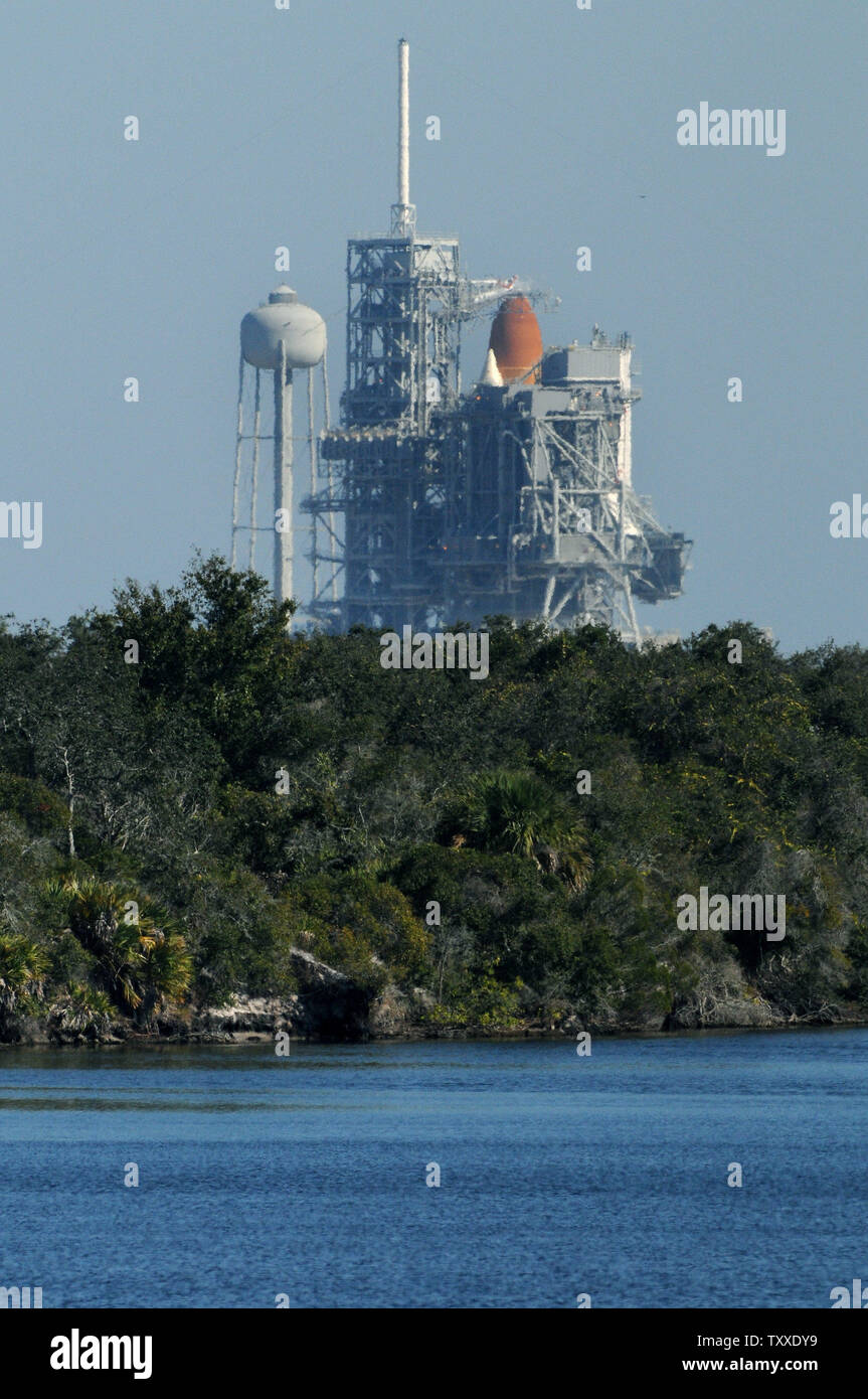 NASA Space Shuttle Atlantis si siede sulla rampa di lancio 39A al Kennedy Space Center, Florida il 6 dicembre 2007. La NASA ha ritardato il lancio di Atlantide a causa di problemi con il E.C.O. (Arresto di emergenza) sensori nel suo serbatoio del carburante. (UPI foto/Kevin Dietsch) Foto Stock