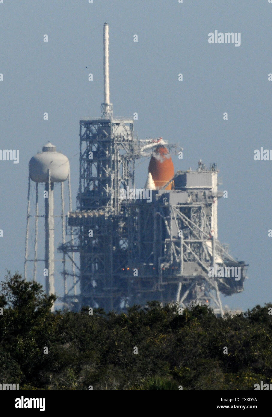 NASA Space Shuttle Atlantis si siede sulla rampa di lancio 39A al Kennedy Space Center, Florida il 6 dicembre 2007. La NASA ha ritardato il lancio di Atlantide a causa di problemi con il E.C.O. (Arresto di emergenza) sensori nel suo serbatoio del carburante. (UPI foto/Kevin Dietsch) Foto Stock