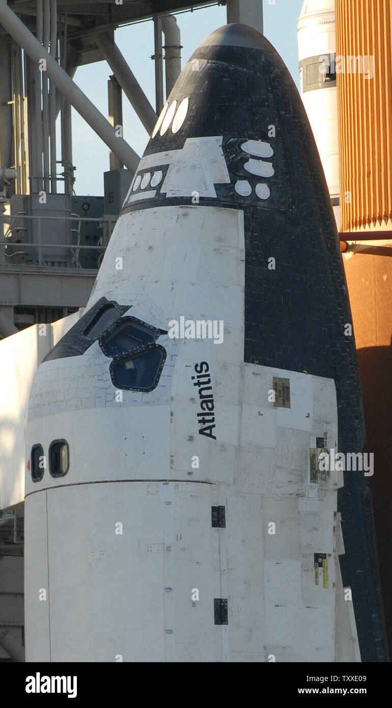 La sezione del pozzetto della NASA Space Shuttle Atlantis sono visti come si trova sulla rampa di lancio 39A al Kennedy Space Center, Florida il 6 dicembre 2007. La NASA ha ritardato il lancio di Atlantide a causa di un problema con un carburante di cut-off del sistema del sensore all'interno del serbatoio del carburante esterno. (UPI foto/Kevin Dietsch) Foto Stock