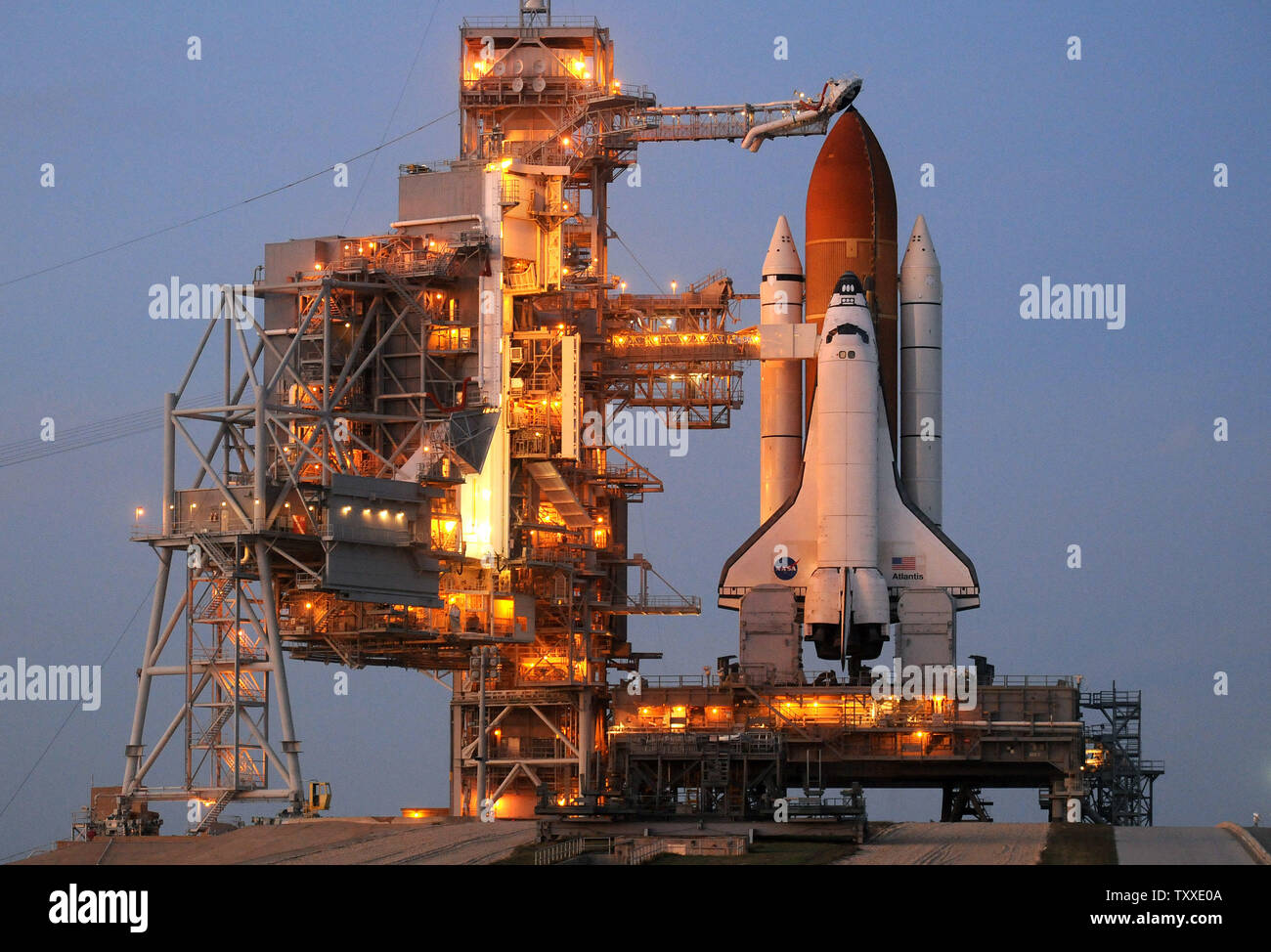 NASA Space Shuttle Atlantis si siede sulla rampa di lancio 39A al Kennedy Space Center, Florida il 6 dicembre 2007. La NASA ha ritardato il lancio di Atlantide a causa di un problema con un carburante di cut-off del sistema del sensore all'interno del serbatoio del carburante esterno. (UPI foto/Kevin Dietsch) Foto Stock