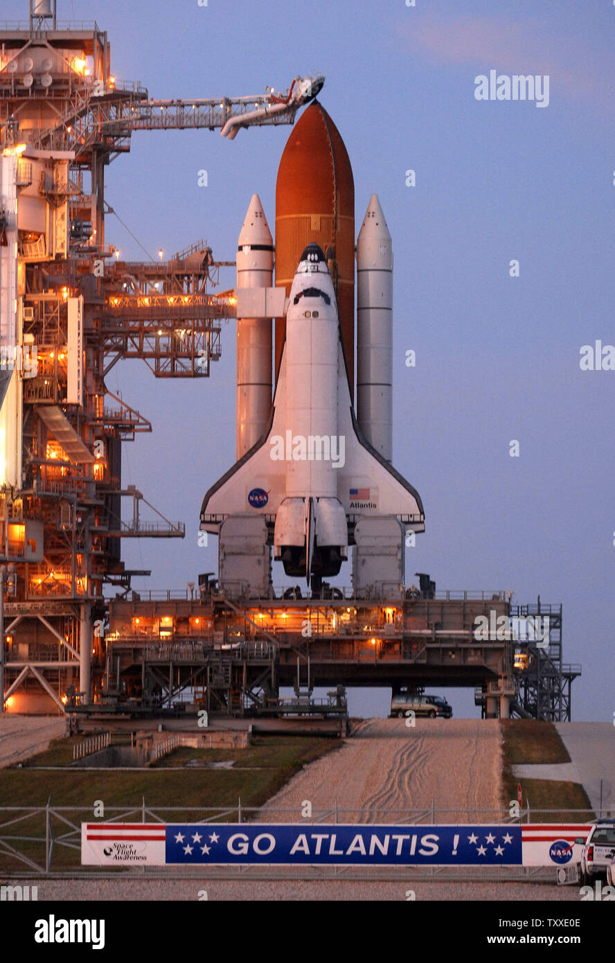 NASA Space Shuttle Atlantis si siede sulla rampa di lancio 39A al Kennedy Space Center, Florida il 6 dicembre 2007. La NASA ha ritardato il lancio di Atlantide a causa di un problema con un carburante di cut-off del sistema del sensore all'interno del serbatoio del carburante esterno. (UPI foto/Kevin Dietsch) Foto Stock