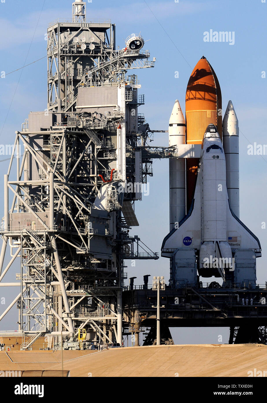 NASA Space Shuttle Atlantis si siede sulla rampa di lancio 39A al Kennedy Space Center, Florida il 6 dicembre 2007. La NASA ha ritardato il lancio di Atlantide a causa di un problema con un carburante di cut-off del sistema del sensore all'interno del serbatoio del carburante esterno. (UPI foto/Kevin Dietsch) Foto Stock