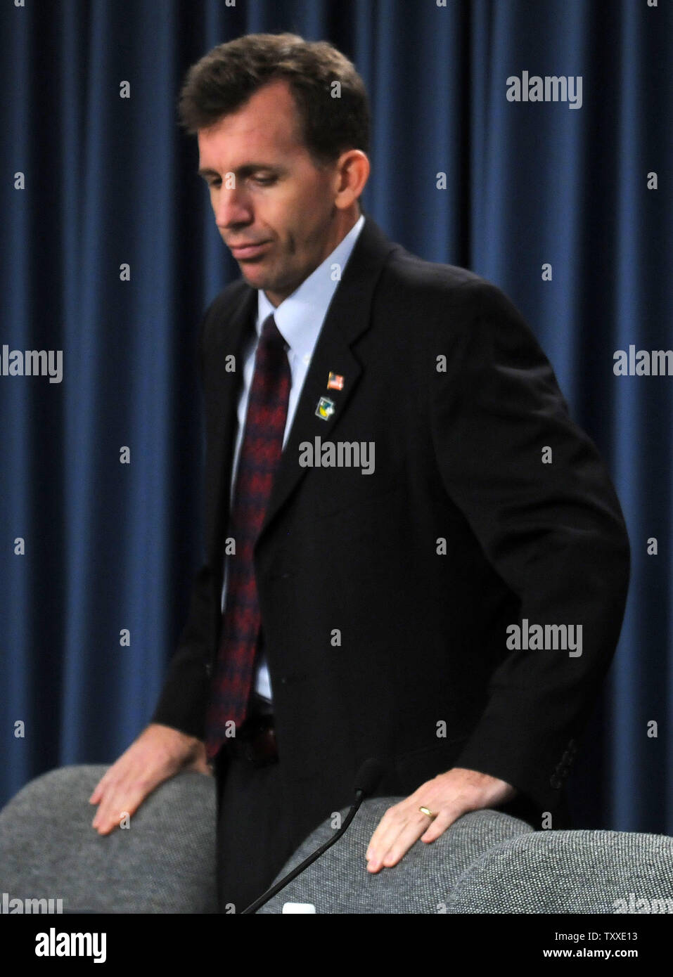 LeRoy Caino, NASA Preflight Mission Management Team presidente, si prepara a parlare nel corso di una conferenza stampa circa il rinvio della missione STS-122 presso il Kennedy Space Center, Florida il 6 dicembre 2007. Caino ha annunciato che la NASA sta continuando a studiare i problemi con lo Space Shuttle Atlantis è fuel cut-off sistema sensore e cercherà di lanciare la navetta su dicembre 8. (UPI foto/Kevin Dietsch) Foto Stock