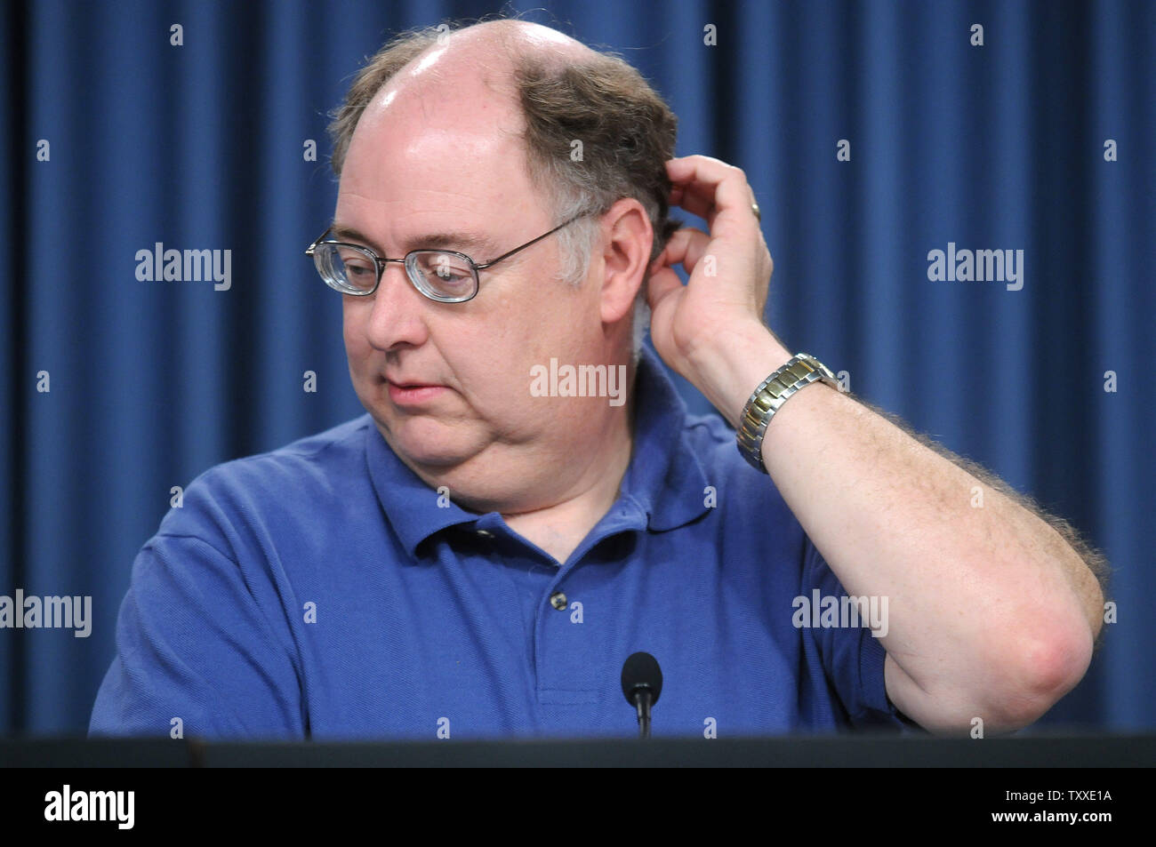 NASA Space Shuttle Program Director Wayne Hale parla nel corso di una conferenza stampa sul rinvio del lancio della navetta spaziale Atlantis al Kennedy Space Center, Florida il 6 dicembre 2007. Hale dice che la NASA sta continuando a studiare i problemi con lo Space Shuttle Atlantis è fuel cut-off sistema sensore e dice che la NASA farà un altro tentativo di lanciare Atlantis domenica pomeriggio. (UPI foto/Kevin Dietsch) Foto Stock