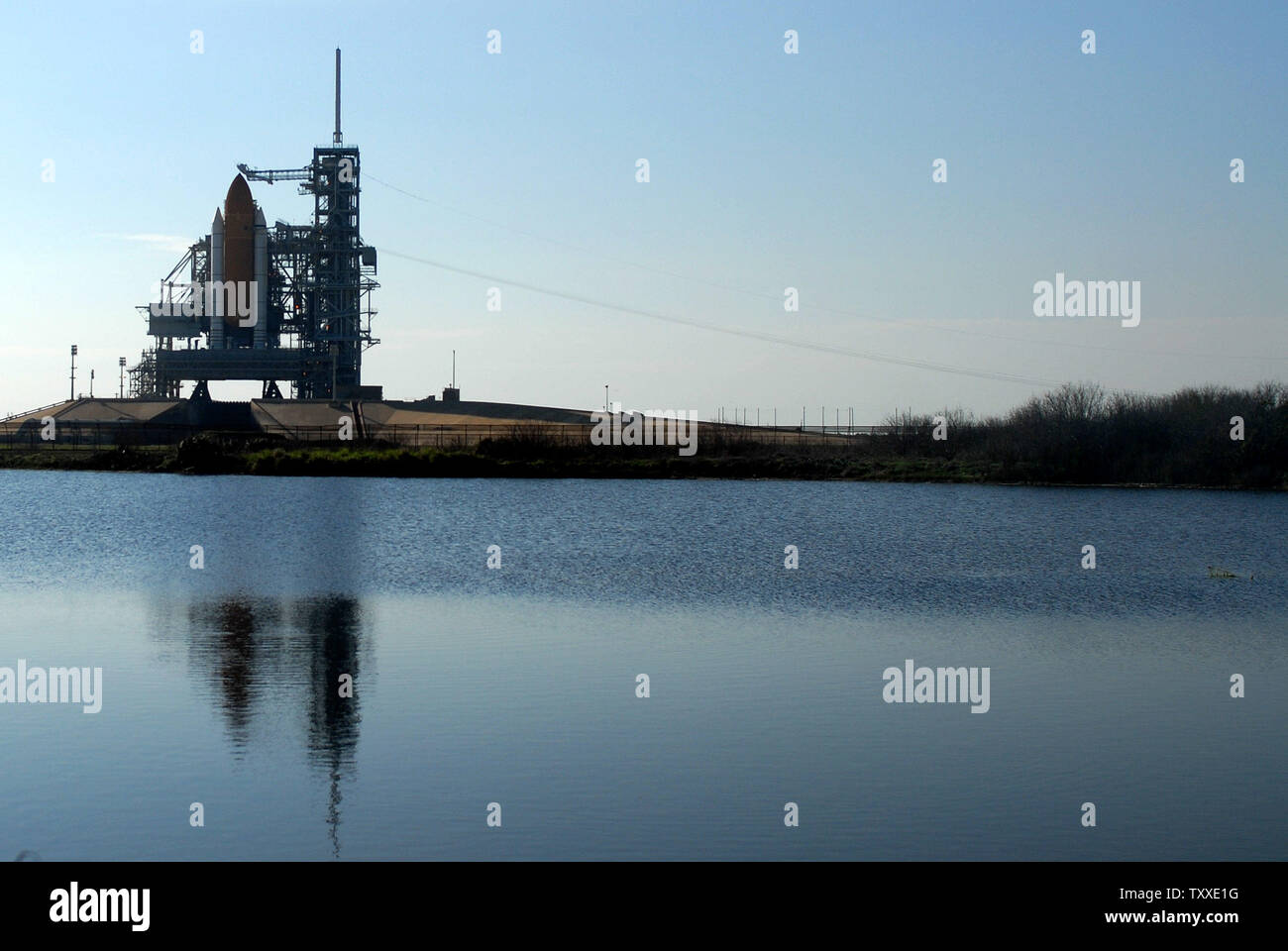 NASA Space Shuttle Atlantis si siede sulla rampa di lancio 39A al Kennedy Space Center, Florida il 8 dicembre 2007. La NASA ha ritardato il lancio di Atlantide a causa di problemi con il carburante di cut-off del sistema del sensore all'interno del serbatoio del carburante esterno e prevede di lanciare Atlantis non prima di domenica 8 dicembre. (UPI foto/Kevin Dietsch) Foto Stock