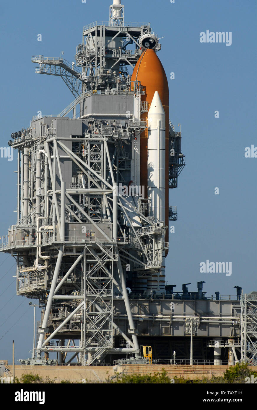 NASA Space Shuttle Atlantis si siede sulla rampa di lancio 39A al Kennedy Space Center, Florida il 8 dicembre 2007. La NASA ha ritardato il lancio di Atlantide a causa di problemi con il carburante di cut-off del sistema del sensore all'interno del serbatoio del carburante esterno e prevede di lanciare Atlantis non prima di domenica 8 dicembre. (UPI foto/Kevin Dietsch) Foto Stock