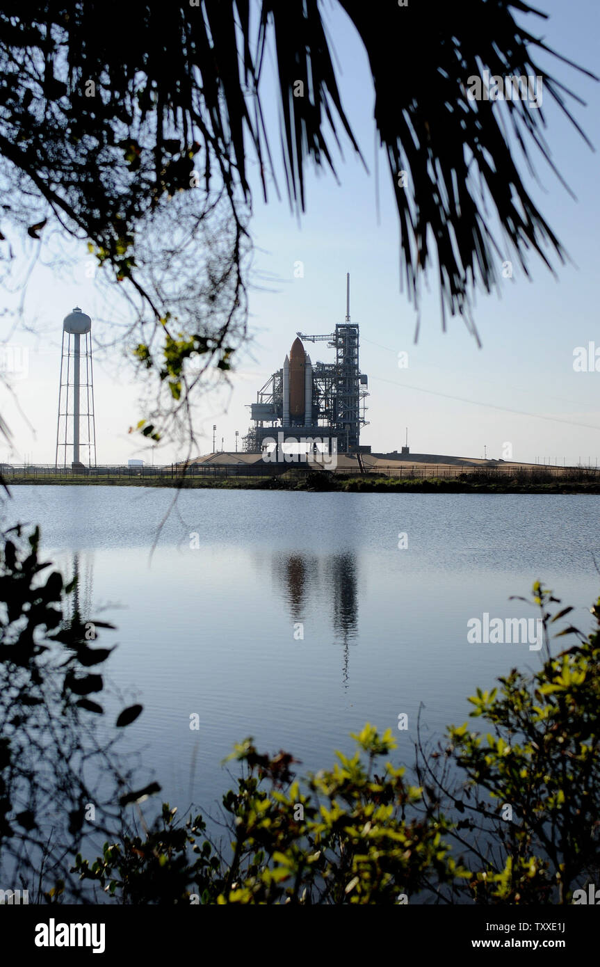 NASA Space Shuttle Atlantis si siede sulla rampa di lancio 39A al Kennedy Space Center, Florida il 8 dicembre 2007. La NASA ha ritardato il lancio di Atlantide a causa di problemi con il carburante di cut-off del sistema del sensore all'interno del serbatoio del carburante esterno e prevede di lanciare Atlantis non prima di domenica 8 dicembre. (UPI foto/Kevin Dietsch) Foto Stock