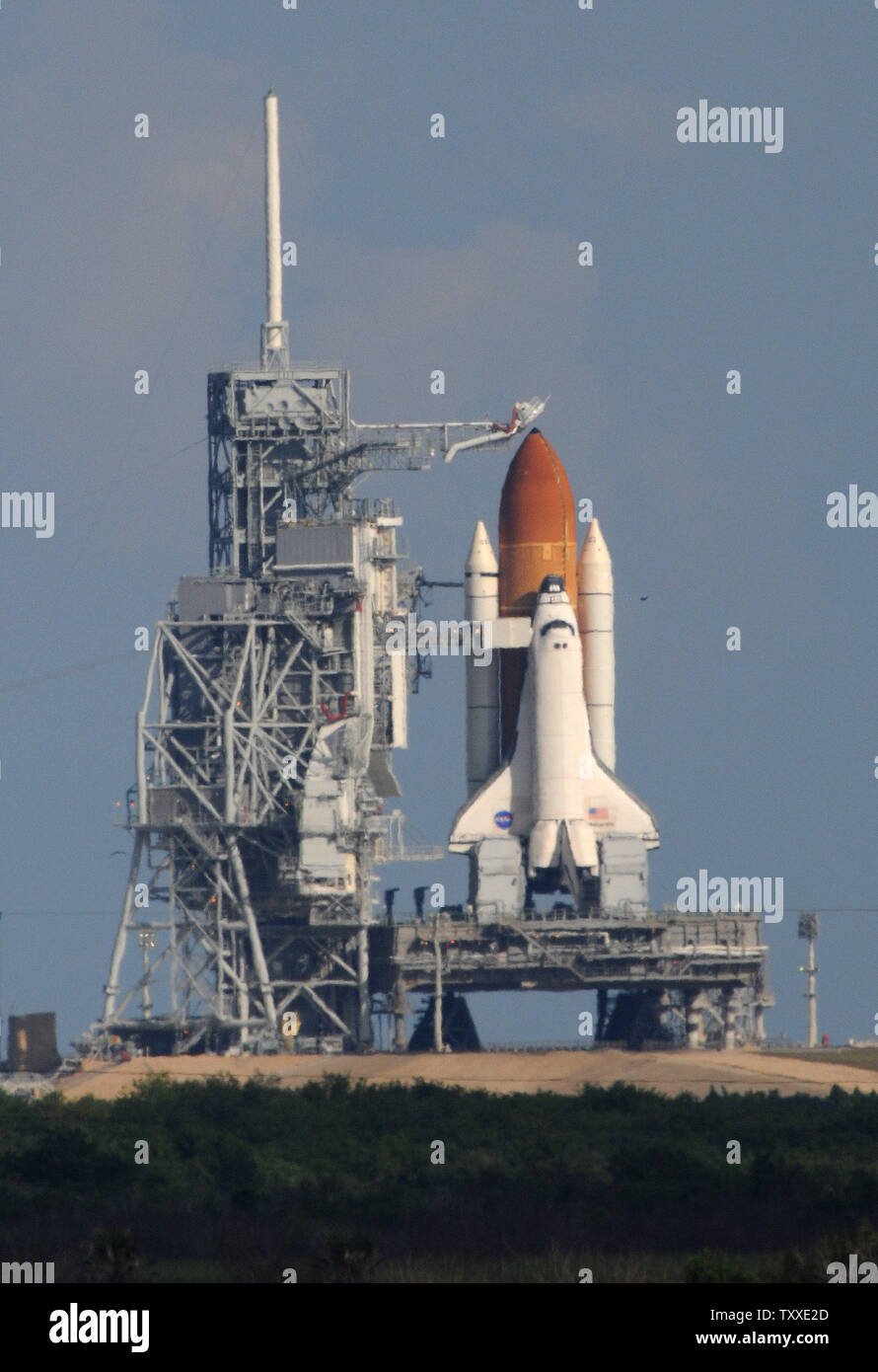 NASA Space Shuttle Atlantis si siede sulla rampa di lancio 39A al Kennedy Space Center, Florida il 9 dicembre 2007. La NASA ha ritardato il lancio di Atlantis e la missione STS-122, fino a quando non prima del 2 gennaio 2008 in seguito continui problemi con il combustibile di cut-off del sistema del sensore all'interno del serbatoio del carburante esterno di Atlantide. (UPI foto/Kevin Dietsch) Foto Stock