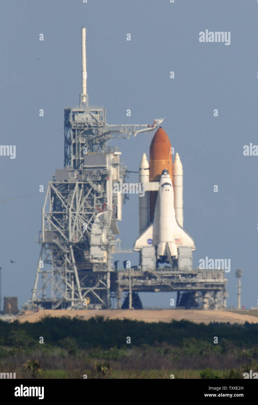 NASA Space Shuttle Atlantis si siede sulla rampa di lancio 39A al Kennedy Space Center, Florida il 9 dicembre 2007. La NASA ha ritardato il lancio di Atlantis e la missione STS-122, fino a quando non prima del 2 gennaio 2008 in seguito continui problemi con il combustibile di cut-off del sistema del sensore all'interno del serbatoio del carburante esterno di Atlantide. (UPI foto/Kevin Dietsch) Foto Stock