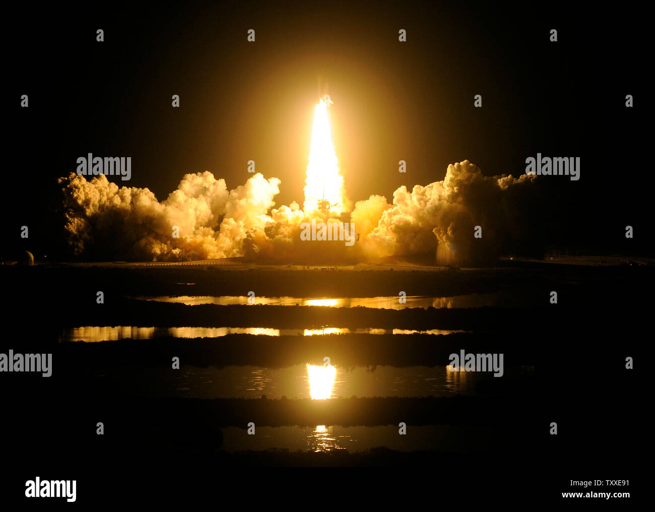 Lo Space Shuttle Endeavour lancia sulla missione STS-123 da Launch Pad 39a in corrispondenza di NASA Kennedy Space Center in Florida il 11 marzo 2008. Sforzo è su un 16-giorno di servizio la missione alla stazione spaziale internazionale per installare il giapponese Kibo costruito in laboratorio e dell'agenzia spaziale canadese il braccio robotico del sistema. (UPI foto/Kevin Dietsch) Foto Stock