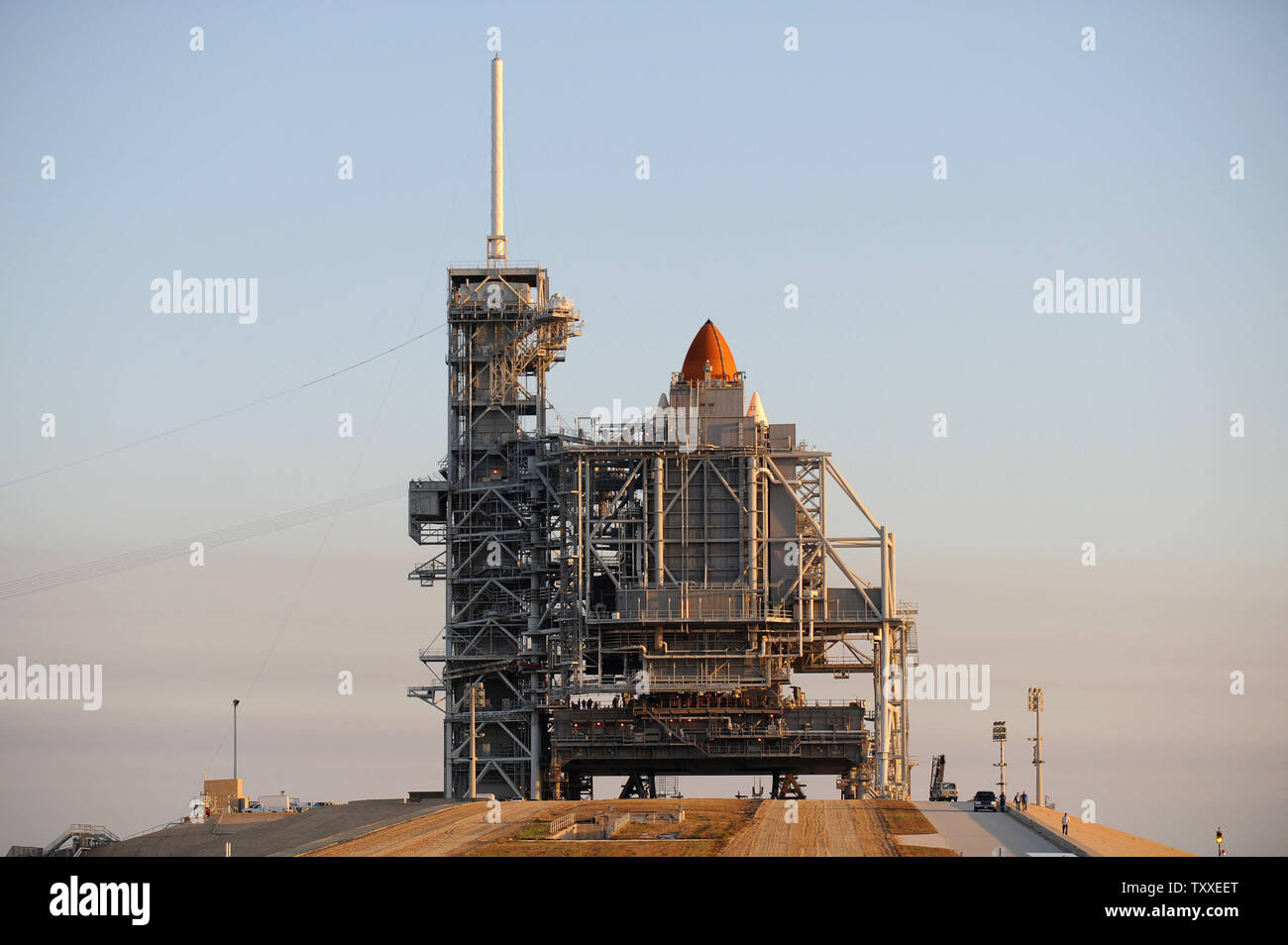 Lo Space Shuttle Discovery si siede sulla rampa di lancio 39A come la NASA fa preparativi finali per il lancio di scoperta presso il Kennedy Space Center in Florida il 10 marzo 2009. La NASA prevede di lanciare la scoperta di mercoledì sera sulla missione STS-119, 14 giorni di missione di servizio per la Stazione Spaziale Internazionale per installare il S6 solar array travatura. (UPI foto/Kevin Dietsch) Foto Stock