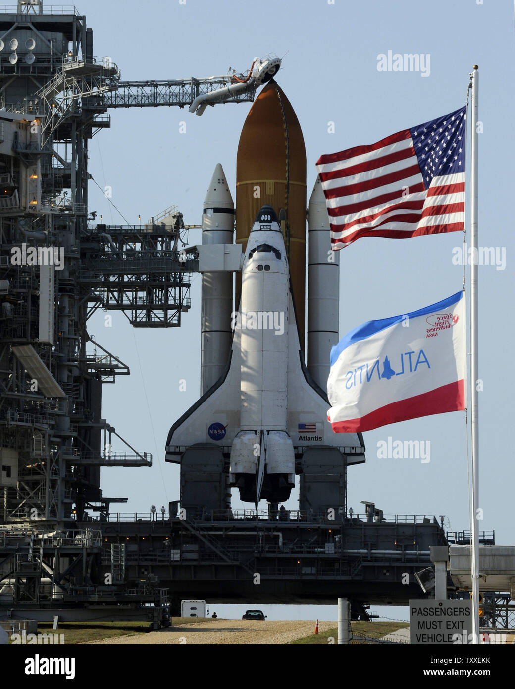 Come il servizio di protezione struttura rotola indietro, NASA Space Shuttle "Atlantis" è preparato per il lancio da complesso 39a sulla Missione STS 125 dal Kennedy Space Center in Florida il 10 maggio 2009. Atlantis e dei suoi sette persona equipaggio sono programmati per condurre la missione finale per il Telescopio Spaziale Hubble che è stato operativo in orbita dal 1990. Cinque i viaggi futuri sono previsti durante gli undici giorni di missione per riparare e migliorare il telescopio orbitante. (UPI foto/Joe Marino - Bill Cantrell) Foto Stock