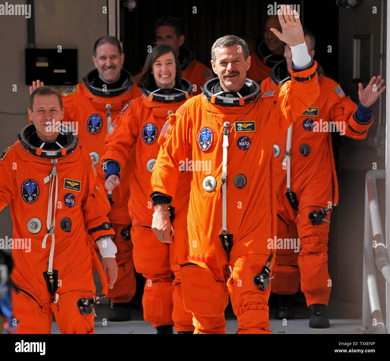 La NASA missione STS-125 comandante Scott D. Altman (R), lo specialista di missione K. Megan McArthur (2nd-R), lo specialista di missione John M. Grunsfeld, (2nd-L) e pilota Gregory C. Johnson fanno il loro modo di un furgone di portarli a Space Shuttle Atlantis al Kennedy Space Center, Florida il 11 maggio 2009. Lo Space Shuttle Atlantis è programmato per prendere il via oggi alle 2:01 pm per 11 giorni di missione di servizio al telescopio spaziale Hubble. (UPI foto/Kevin Dietsch) Foto Stock