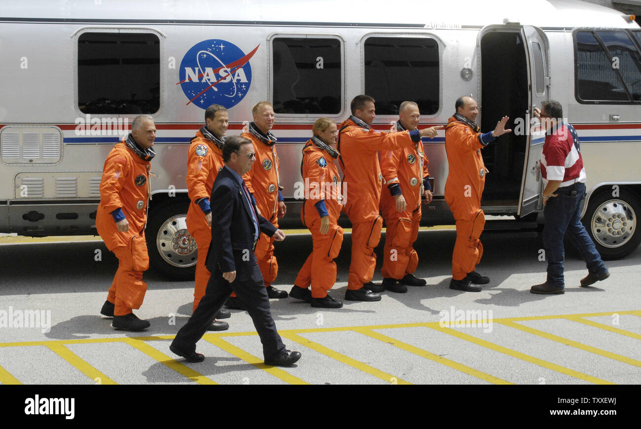 NASA Space Shuttle "Endeavour' equipaggio si allontana le operazioni e acquista la costruzione presso il Kennedy Space Center, Florida il 13 luglio 2009. Condizioni climatiche instabili costretto il quarto ritardo nel lancio di adoperarsi per la Stazione Spaziale Internazionale. (UPI foto/Joe Marino - Bill Cantrell) Foto Stock