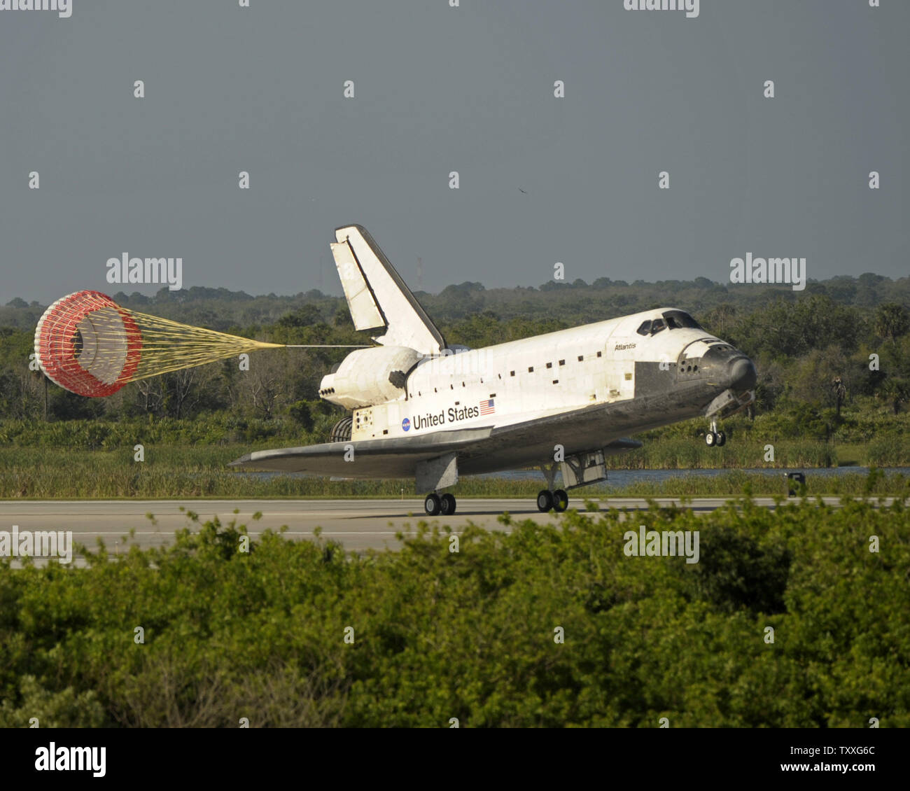 NASA space shuttle 'ATLANTIS' tocca terra a 8:48 AM sulla pista 33 presso il Kennedy Space Center, Florida il 26 maggio 2010. Atlantis e il suo equipaggio ha completato con successo un dodici giorni di missione, STS 132, che è la sua ultima missione pianificata per la Stazione Spaziale Internazionale, offrendo un modulo russo e le forniture per l'avamposto. UPI/Joe Marino-Bill Cantrell Foto Stock