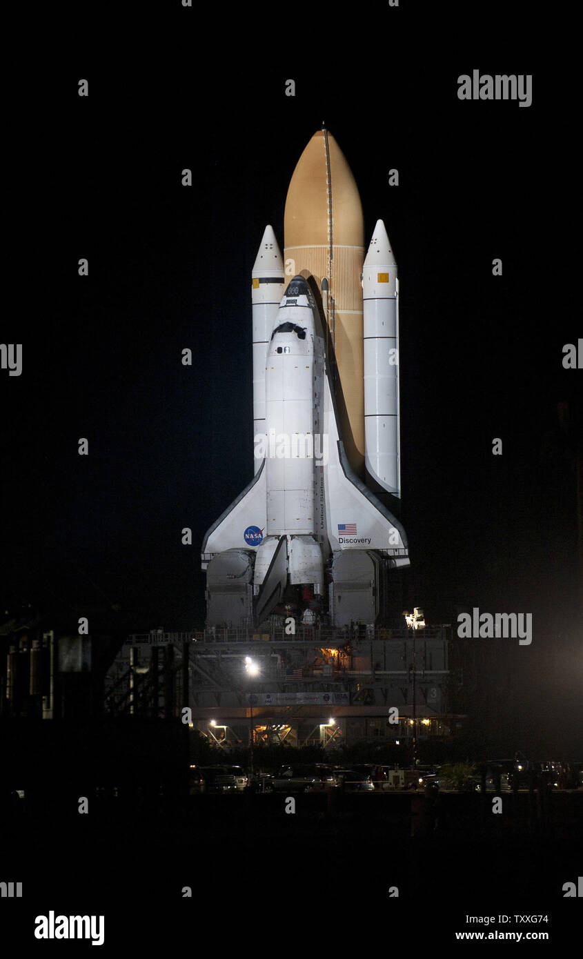 NASA Space Shuttle Discovery rotola fuori al complesso 39a per la Missione STS 133 presso il Kennedy Space Center in Florida il settembre 20,2010. Il lancio è previsto per il mese di novembre 1,2010 con un equipaggio di sei comandato da Steven Lindsey .l'Orbiter consegnerà il permanente modulo multiuso [PMM] con le parti di ricambio per la Stazione Spaziale Internazionale durante la finale di moduli orbitanti pianificato il volo.UPI/ Joe Marino-Bill Cantrell Foto Stock