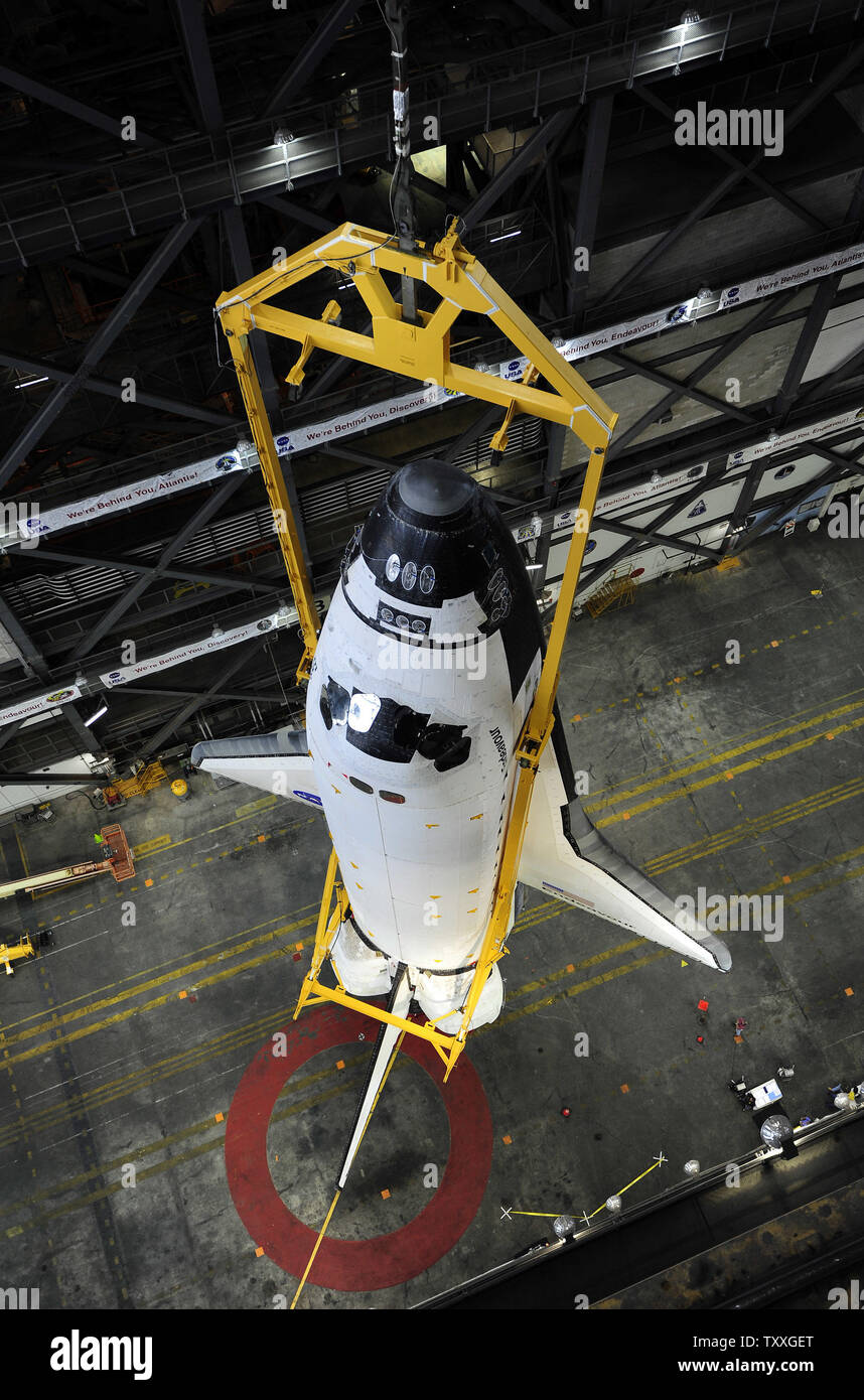 NASA Space Shuttle "Endeavour" viene sollevato per accoppiarsi con la sua vasca esterna e solido booster a razzo mentre nel gruppo del veicolo edificio per il lancio finale di lavorazione presso il Kennedy Space Center il 1 marzo 2011. La NASA è la preparazione di adoperarsi per la sua ultima missione STS 134 che volerà a te della Stazione Spaziale Internazionale. Il lancio è attualmente previsto per non prima di aprile 19. UPI/Joe Marino-Bill Cantrell Foto Stock