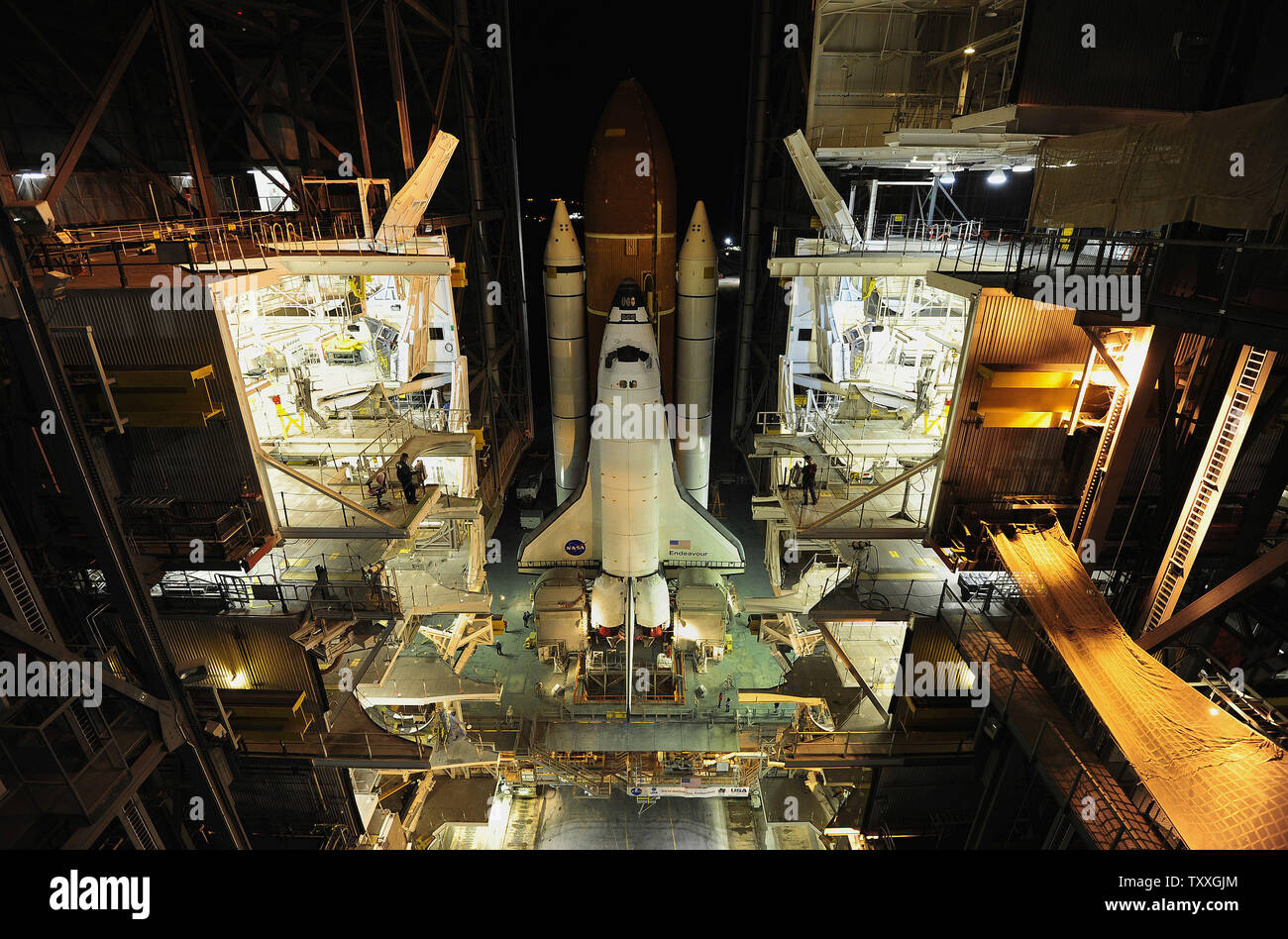 NASA Space Shuttle "Endeavour" rotoli dal gruppo del veicolo edificio a complessi di lancio 39A al Kennedy Space Center il 10 marzo 2011. Endeavour è prevista sulla sua missione finale non prima di aprile 19. UPI/Joe Marino-Bill Cantrell Foto Stock