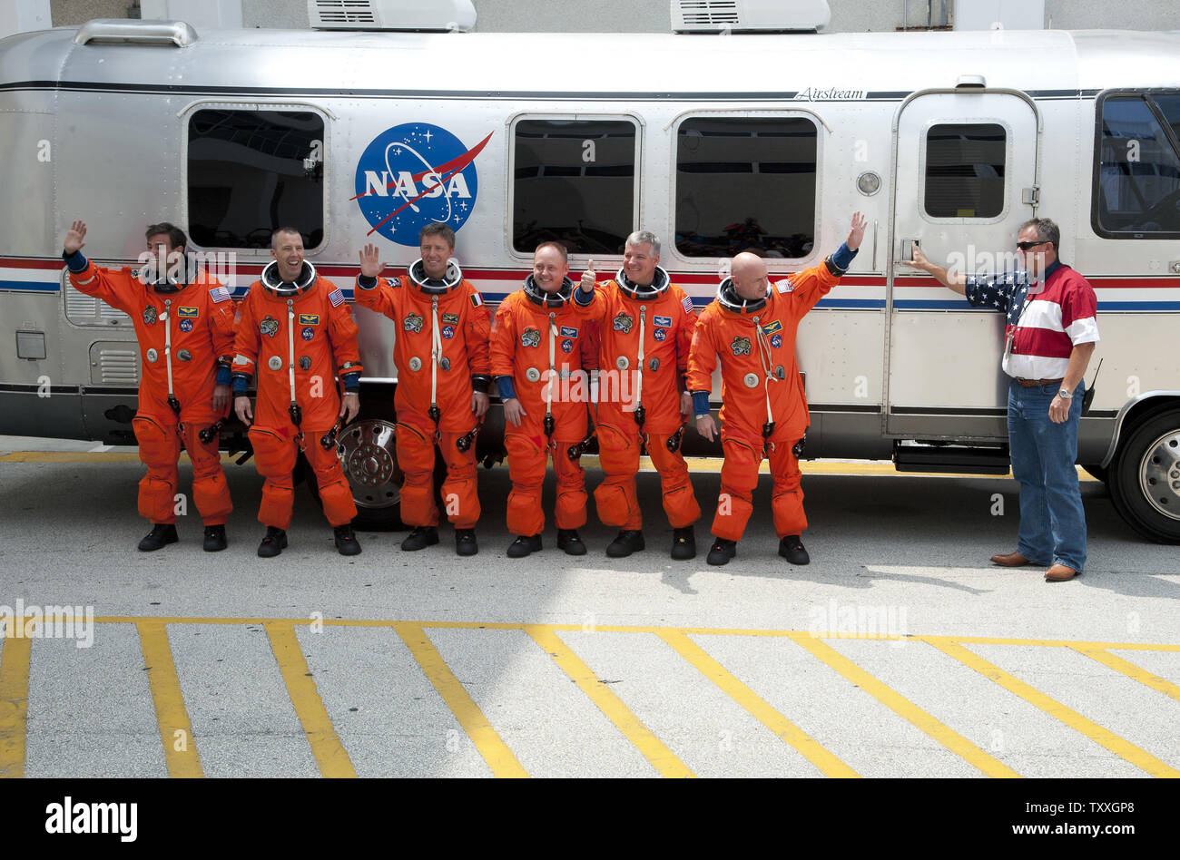 L'equipaggio della NASA Space Shuttle "Endeavour", Greg Chamitoff, Drew Feustel, Roberto Vittori, Mike Fincke, Greg Johnson e comandante Mark Kelly (l a r), partono dalla loro quartieri di complessi di lancio 39A al Kennedy Space Center il 29 aprile 2011. Impegno e il suo equipaggio sono stati a volare su un periodo di quattordici giorni di missione, STS 134 alla stazione spaziale internazionale. Il tentativo di lancio è stato rinviato a causa di un guasto di alimentazione ausiliaria riscaldatore dell'unità. La NASA ha ripianificato il lancio di verificarsi non prima di 48 ore. UPI /Joe Marino - Bill Cantrell Foto Stock