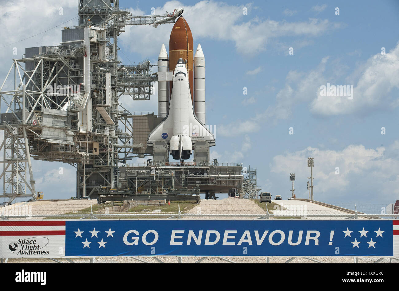 NASA Space Shuttle Endeavour siede in bilico su complessi 39A durante il rollback RSS per la preparazione finale della missione STS 134 presso il Kennedy Space Center in Florida il Maggio15,2011. Con un equipaggio di sei comandato da Mark Kelly ,l'Orbiter consegnerà il Express Logistics Carrier-3 [ELC-3] e Alpha Magnetic Spectrometer [EM] insieme con altri pezzi di ricambio per la Stazione Spaziale Internazionale durante la sua ultima pianificato di missione. UPI/ Joe Marino-Bill Cantrell Foto Stock