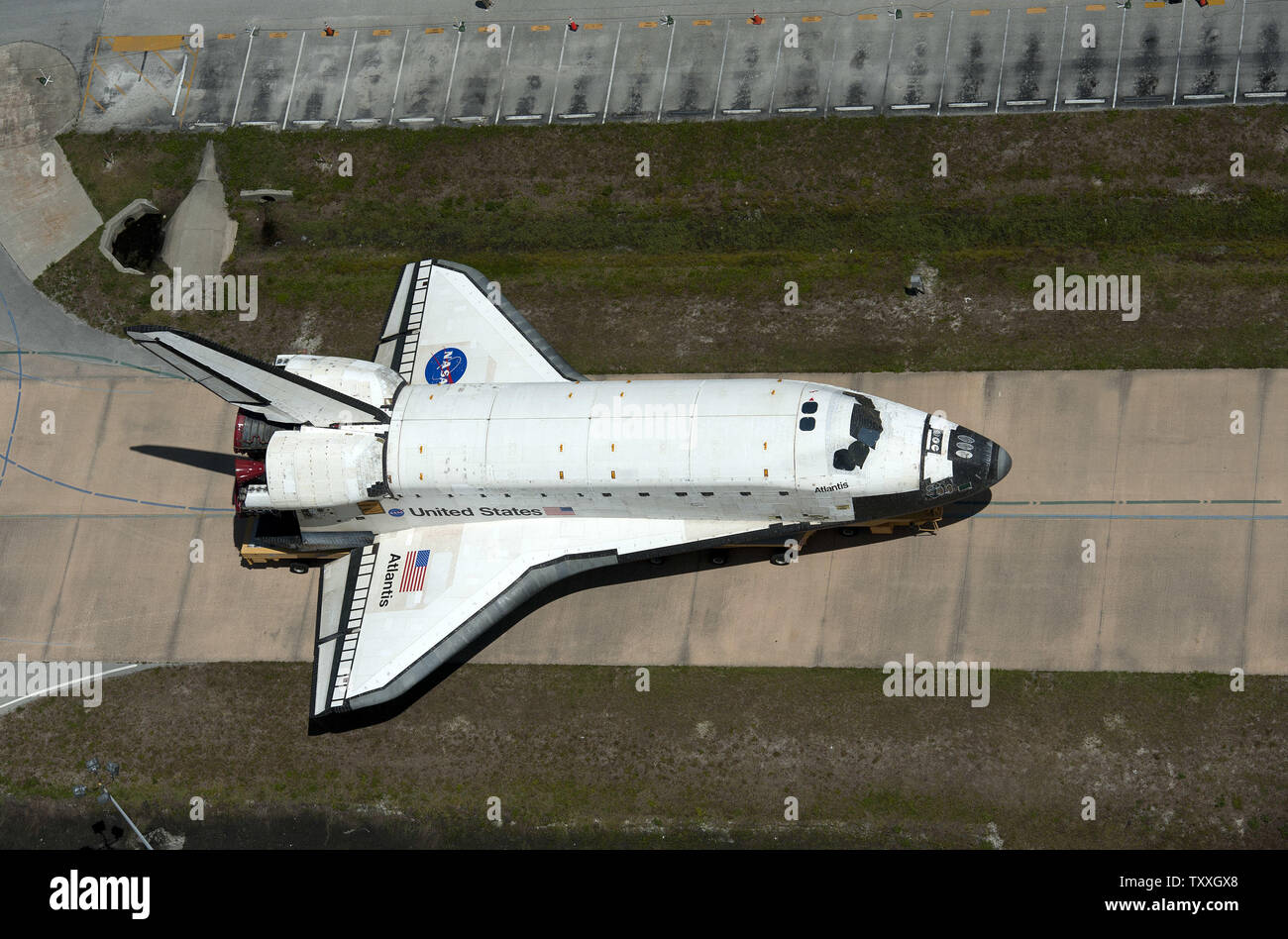 NASA Space Shuttle "Atlantis" rotoli su dall'Orbiter Processing Facility per gruppo di veicoli e la costruzione presso il Kennedy Space Center, Florida, 17 maggio 2011. Atlantis è prevista per il lancio di un equipaggio di quattro sul finale di space shuttle Missione STS 135, talvolta a metà luglio. Atlantis consegnerà le attrezzature e le forniture per supportare l'avamposto orbitante durante il post era navetta. UPI/Joe Marino-Bill Cantrell Foto Stock