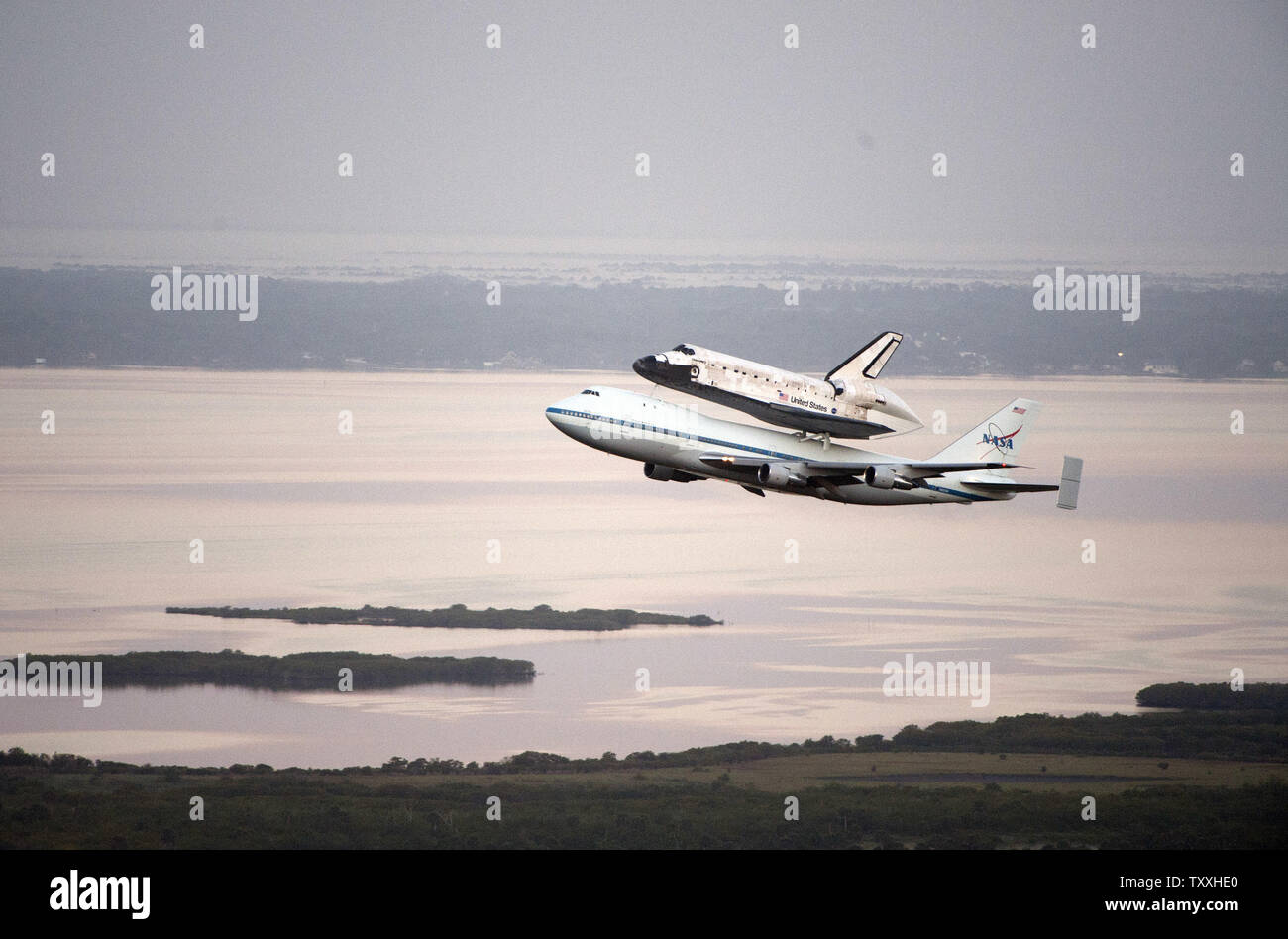 Dopo aver servito la US programma spaziale per quasi 30 anni, NASA space shuttle 'scoperta' rende la sua partenza definitiva dalla sua "casa base" il Kennedy Space Center, Florida il 17 aprile 2012. L'orbiter e la navetta e il vettore aereo ha preso il largo poco prima delle 7 del mattino dalla navetta lo sbarco dell'impianto di pista 15. La scoperta è guidato per lo Smithsonian Museum di Steven F. Udvar-Hazy Center all'Aeroporto Dulles a Chantilly, Virginia vicino a Washington DC., dove sarà posto sulla visualizzazione permanente per la visualizzazione pubblica. .UPI/Joe Marino-Bill Cantrell Foto Stock