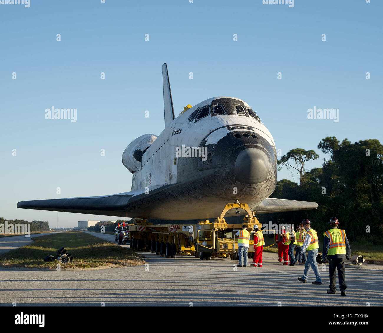 NASA Space Shuttle "Atlantis" rotoli dal gruppo del veicolo edificio al Kennedy Space Center Visitor Complex il Nov 2, 2012. Atlantis segue la sorella moduli orbitanti in essendo collocato in pensione. Una volta completato il ribaltamento per il complesso di nuovissimo impianto a casa la navetta, Atlantis sarà coperto da un avvolgimento protettivo durante la costruzione degli equipaggi effettuare preparativi finali per visualizzare il suo pubblico in generale. Atlantis' mostra sarà inaugurato nel luglio 2013. .UPI/Joe Marino-Bill Cantrell Foto Stock