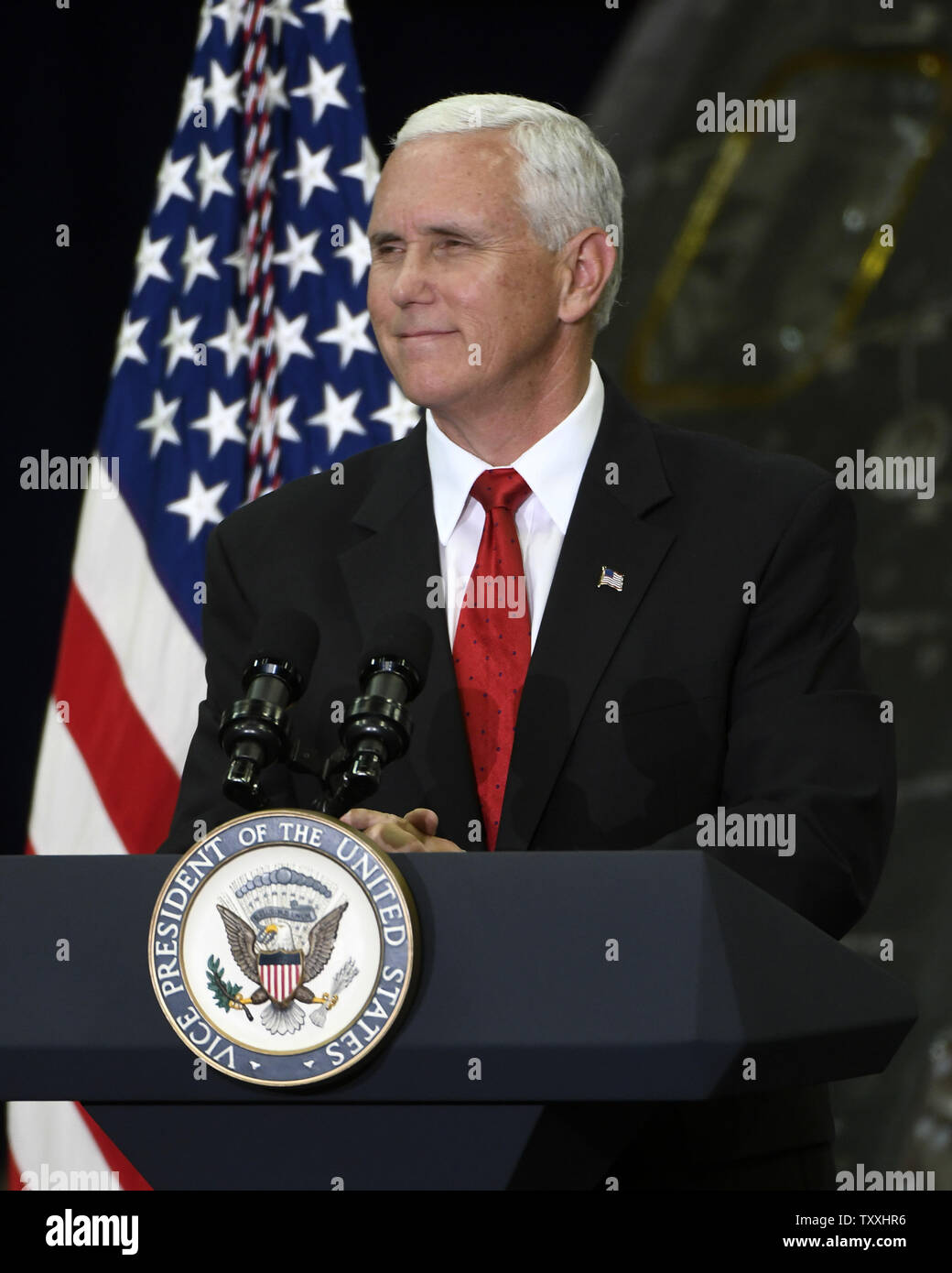 Vice Presidente Mike Pence affronta la forza lavoro della NASA al Kennedy Space Center in Florida il 6 luglio 2017. Il Vice Presidente ha parlato della NASA del ruolo di voli spaziali con equipaggio nonché il Centro Spaziale di diventare un "multi-utente' spaceport sia per il governo e gli utenti commerciali. .Foto di Joe Marino - Bill Cantrell/UPI Foto Stock