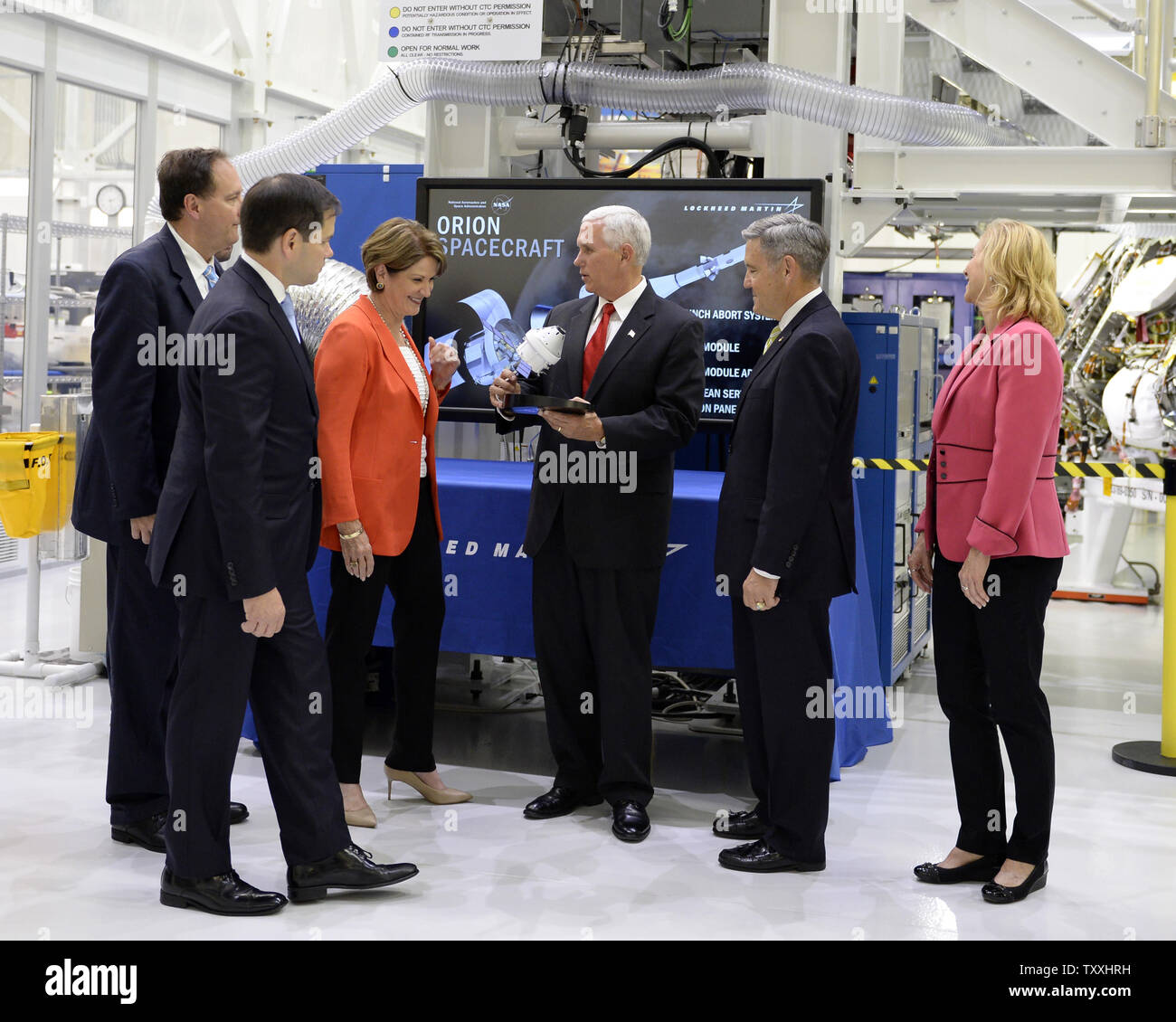 Vice Presidente Mike pence (c) tours della NASA e operazioni di cassa edificio con (l - r) La NASA interim amministratore Robert Lightfoot, il senatore Marco Rubio, Presidente e CEO di Lockheed Martin Corp Marillyn Hewson, KSC Direttore Bob Cabana e Vice Direttore KSC Janet Petro presso il Kennedy Space Center in Florida il 6 luglio 2017. Il Vice Presidente ha visitato il centro di affrontare la NASA del ruolo di voli spaziali con equipaggio nonché il Centro Spaziale di diventare un "multi-utente' spaceport sia per il governo e gli utenti commerciali. .Foto di Joe Marino - Bill Cantrell/UPI Foto Stock