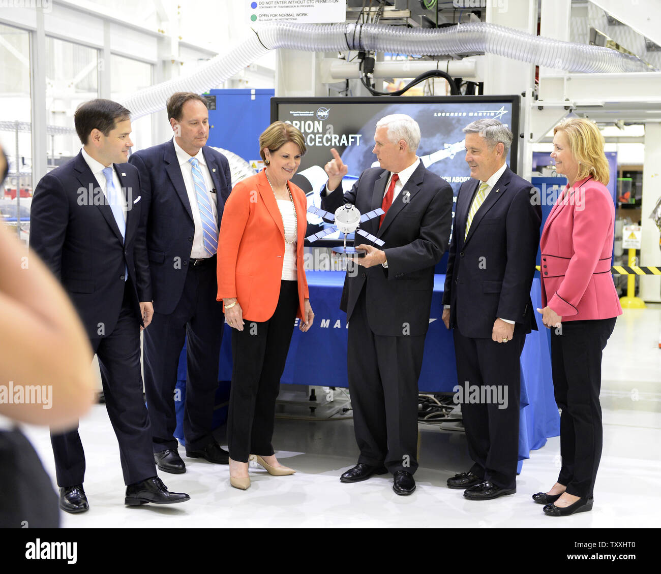 Vice Presidente Mike Pence discute il programma Orion come egli detiene un modello di veicolo spaziale mentre il turismo della NASA e operazioni di cassa edificio con (l-r) Sen. Marco Rubio, NASA interim amministratore Robert Lightfoot, Presidente e CEO della Lockheed Martin Corporation, Direttore del KSC Bob Cabana e Vice Direttore KSC Janet Petro presso il Kennedy Space Center in Florida il 6 luglio 2017. Il Vice Presidente ha visitato il centro di affrontare la NASA del ruolo di voli spaziali con equipaggio nonché il Centro Spaziale di diventare un "multi-utente' spaceport sia per il governo e gli utenti commerciali. .Foto b Foto Stock