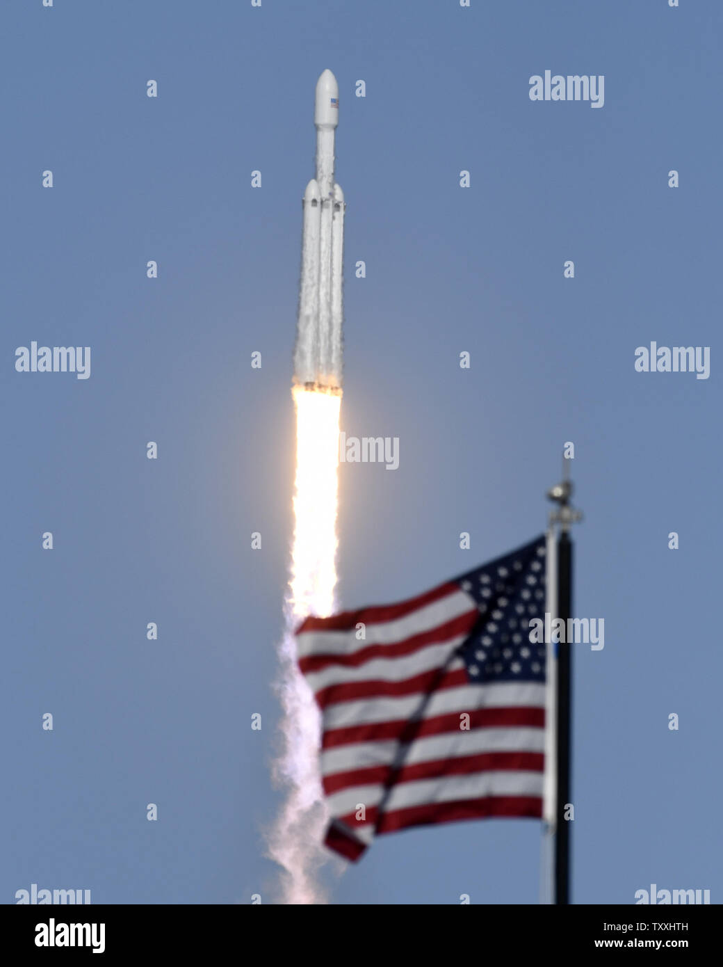 Il primo SpaceX Falcon Heavy solleva a 3:45pm dalla storica complessi di lancio 39A a lui il Kennedy Space Center, Florida il 6 febbraio 2018. Il lancio inaugurale è incrementare Elon Musk la Tesla Roadster su una missione che spingerà il veicolo per quanto riguarda l'orbita di Marte in una dimostrazione del razzo delle sue funzionalità. Foto di Joe Marino/Bill Cantrell-UPI Foto Stock