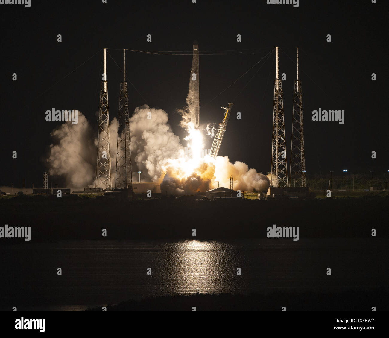 La SpaceX Falcon 9 lanci di razzi a 5:42 AM dal Kennedy Space Center, Florida il 29 giugno 2018. A bordo della navicella spaziale Dragon era quasi 6 tonnellate di rifornimenti ed esperimenti inclusi mouse e il primo robot con intelligenza artificiale. Foto di Joe Marino / Bill Cantrell/UPI Foto Stock