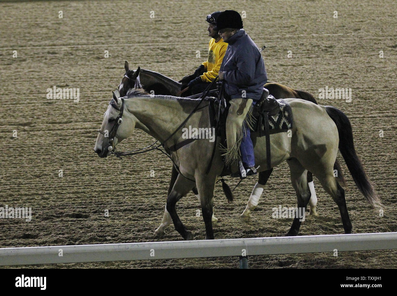 Hall of Fame trainer D. Wayne Lukas (R) conduce la sua Kentucky Derby speranzoso il sig. Z in pista durante la mattina presto la formazione prima del 141a in esecuzione del Derby del Kentucky a Churchill Downs il 1 maggio 2015 a Louisville, Kentucky. Foto di John Sommers II/UPI Foto Stock