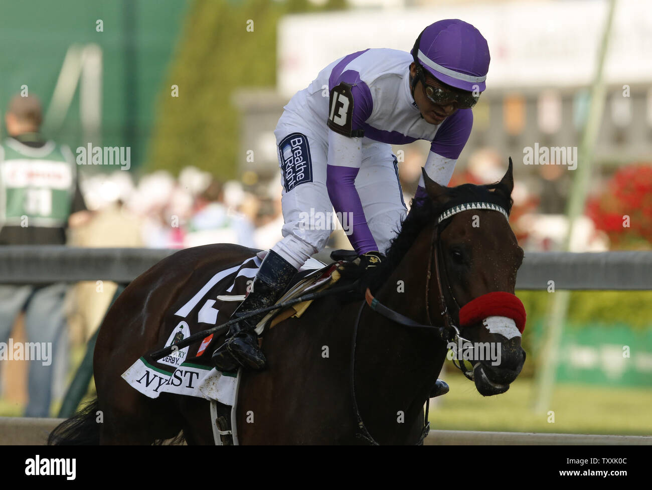 Jockey Mario Gutierrez a bordo celebra Nyquist dopo aver vinto il 142th in esecuzione del Kentucky Derby Maggio 7, 2016 a Churchill Downs a Louisville Kentucky. Foto di John Sommers II /UPI Foto Stock